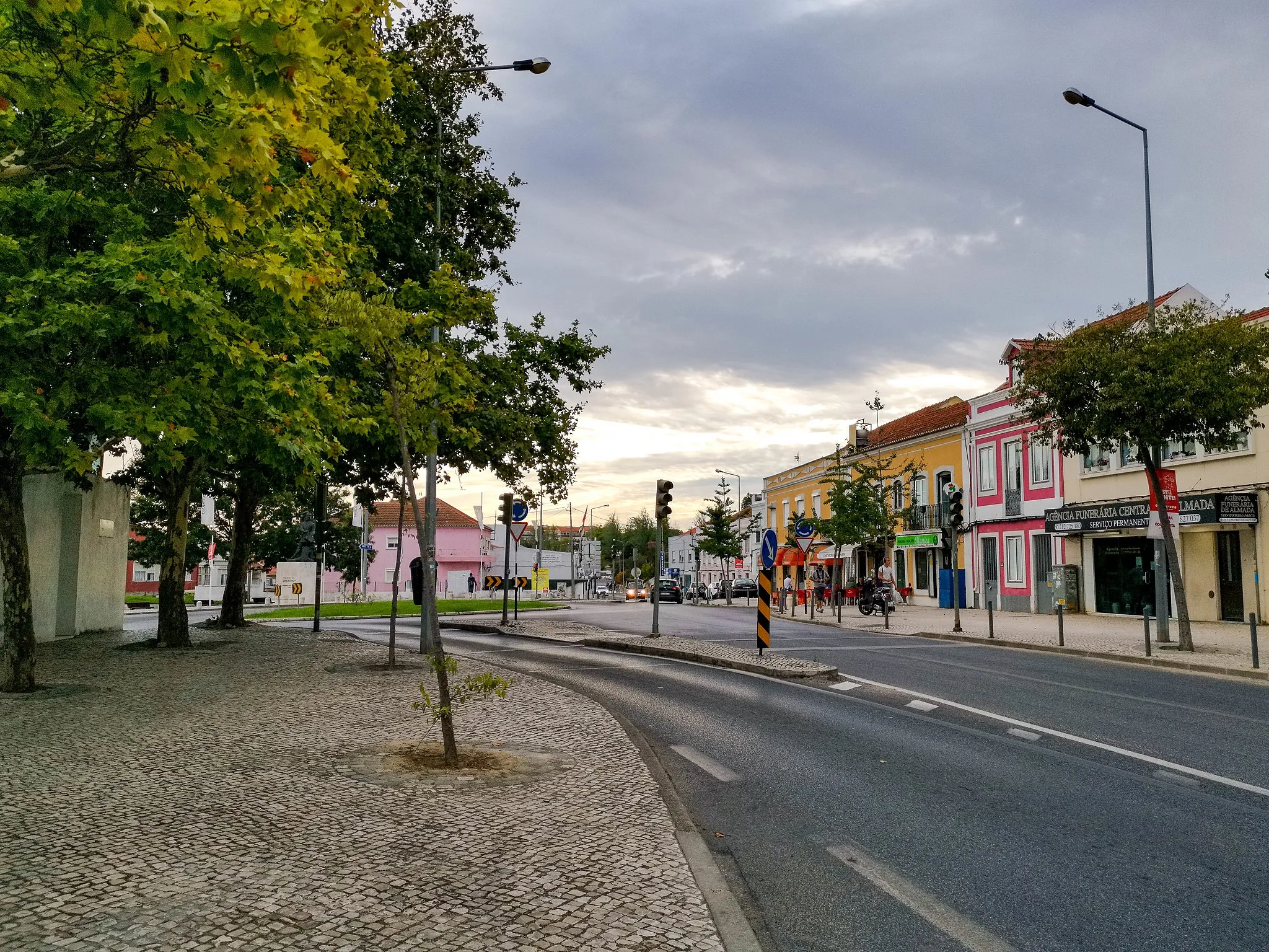 Photo showing: Rua Direita do Pragal.