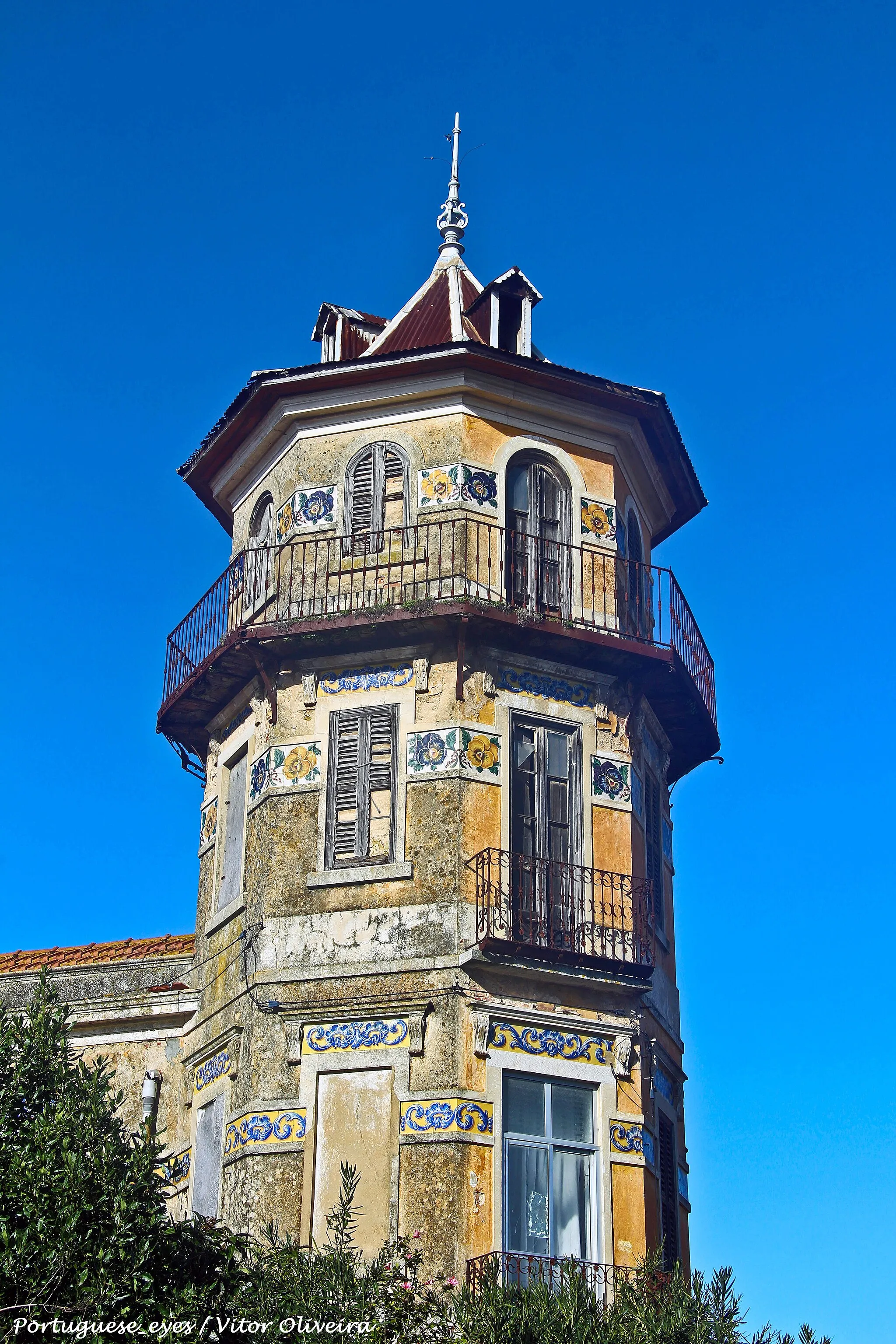 Photo showing: Edifício revivalista do princípio do século XX, que se desenvolve em torno de uma torre octogonal de quatro pisos, os frisos de azulejo nas fachadas em particular os que contêm grandes amores perfeitos, os varandins e o gradeamento em ferro forjado.

A Casa do Mirante está classificada, como imóvel de interesse arquitetónico municipal. www.jf-samouco.pt/directorio/o-mirante/