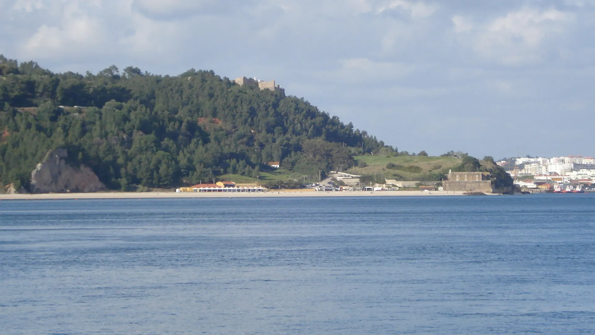 Photo showing: Beach and fort of Albarquel, Setúbal, Portugal