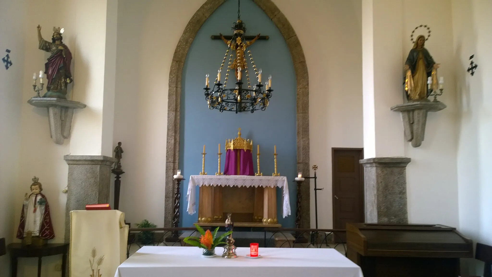 Photo showing: Altar da capela do Lar da Sãozinha e laterais