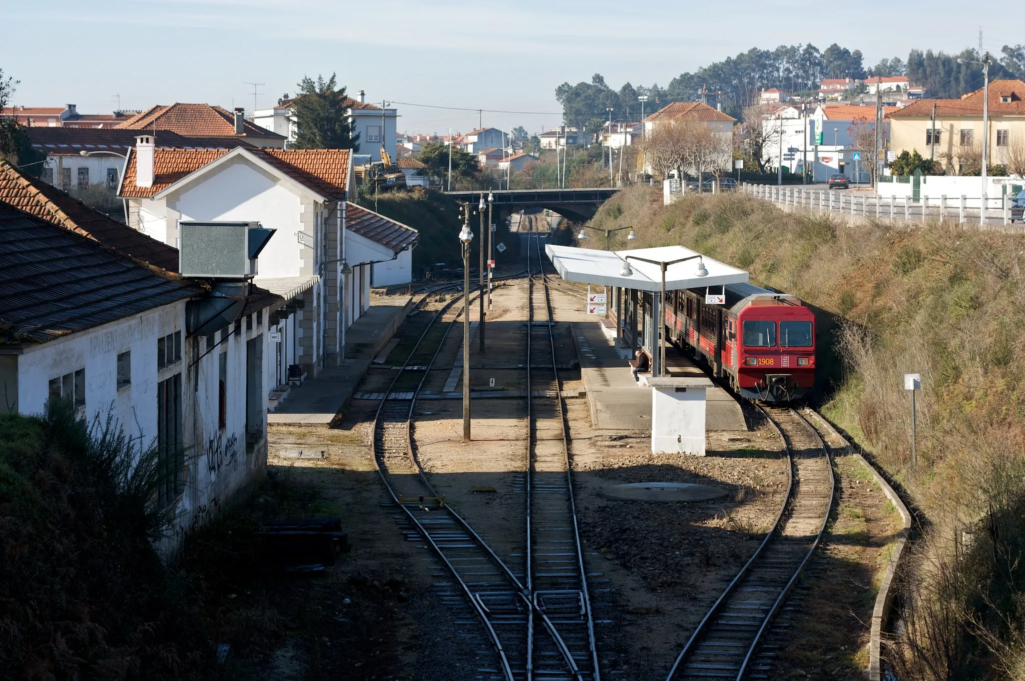 Photo showing: Tipo: E Estação
Local: Águeda Linha do Vouga, PK 14
Data e hora: 25 de Dezembro de 2008 11h12

à direita: Tipo: Comboio Regional 5110 Águeda - Aveiro

Material: Automotora 963x Unidade Dupla Diesel - Via Estreita