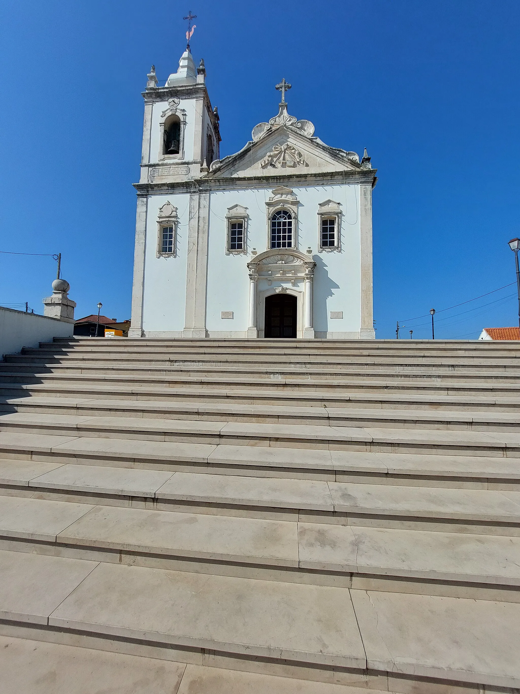 Photo showing: Vista da escadaria para Igreja Paroquial de Amor