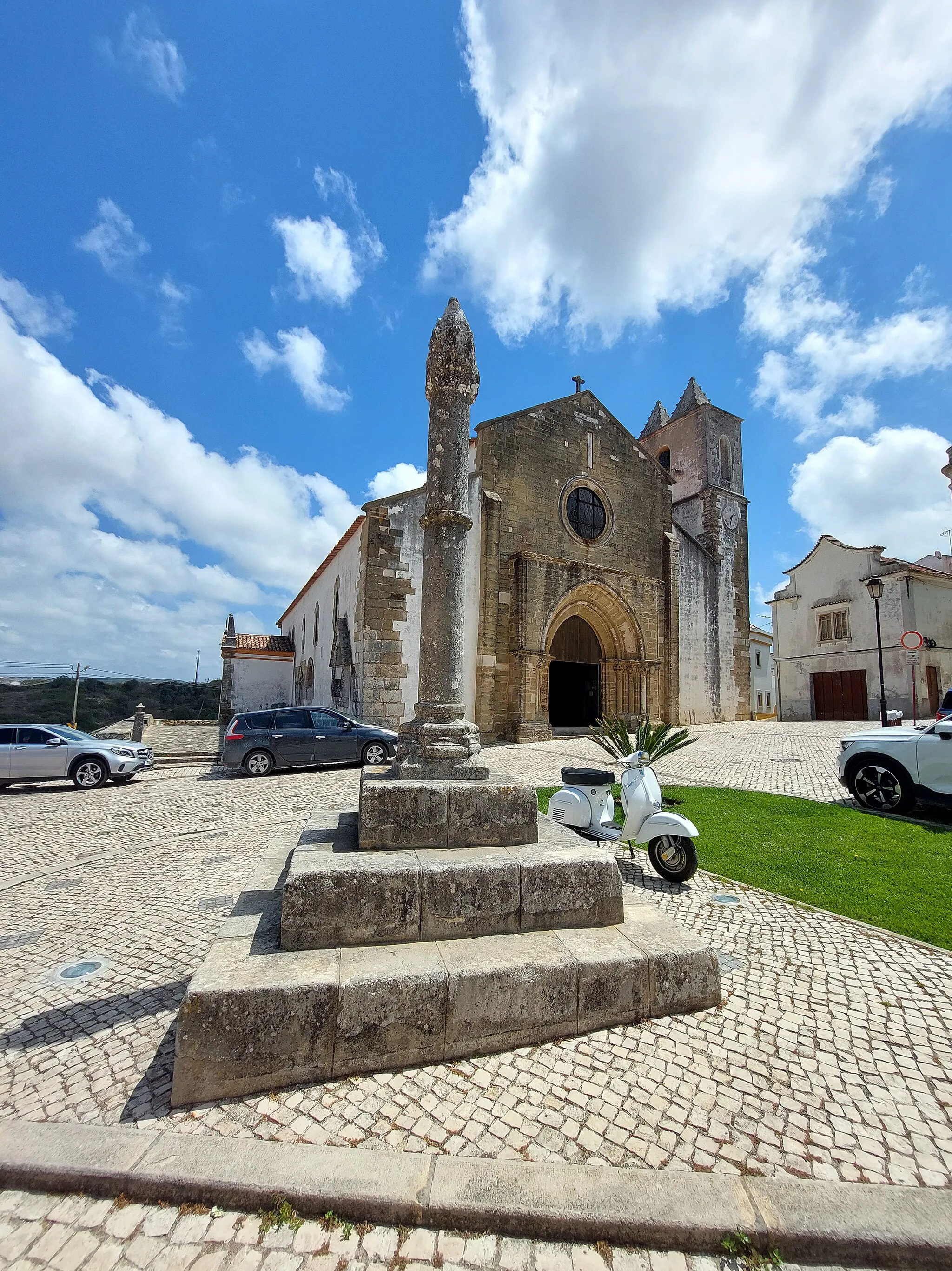 Photo showing: Pelourinho de Atouguia da Baleia e Igreja Matriz