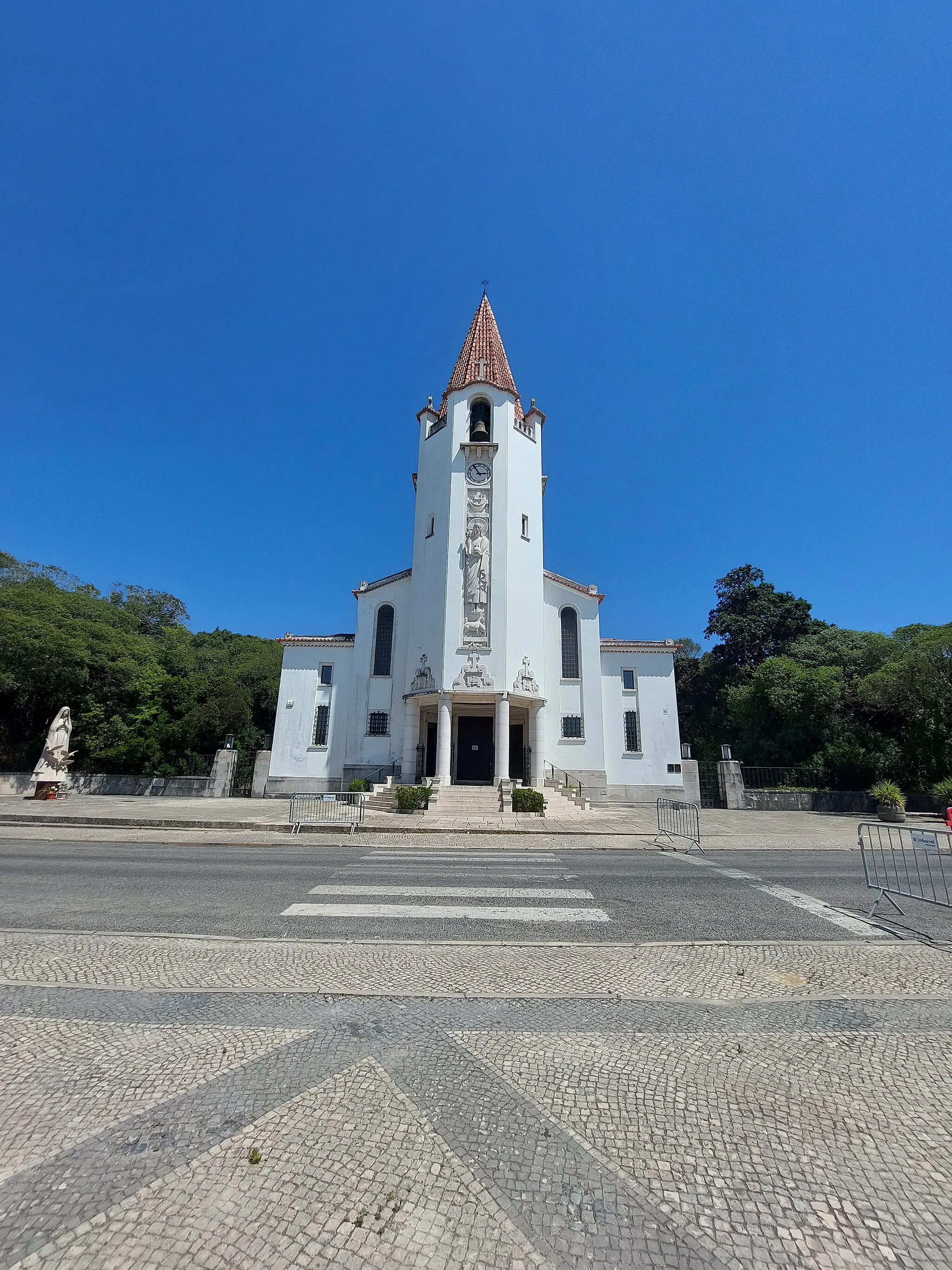 Photo showing: Vista distante para Igreja Paroquial do Bombarral