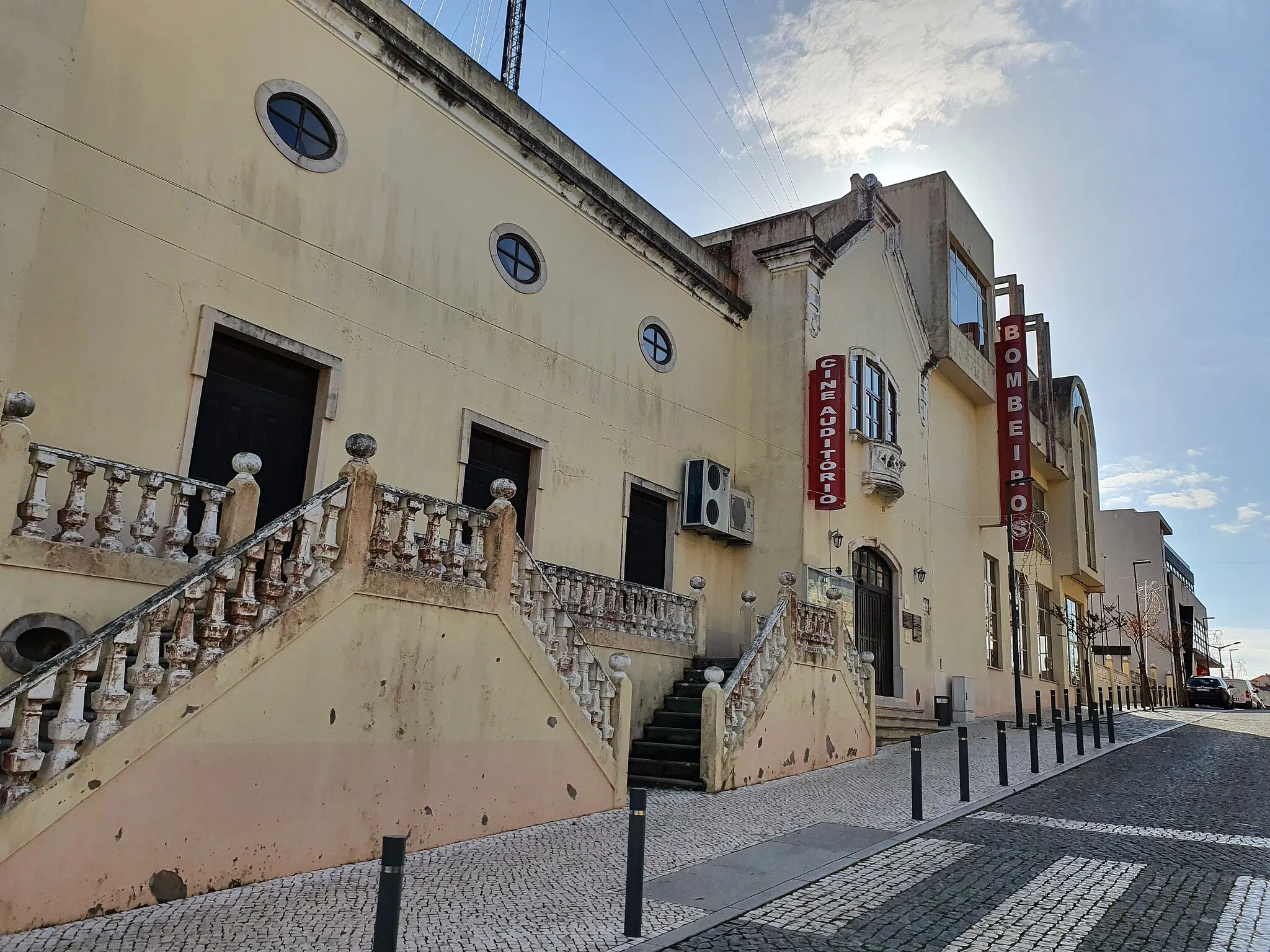 Photo showing: Cine-auditório dos Bombeiros Voluntários do Cadaval