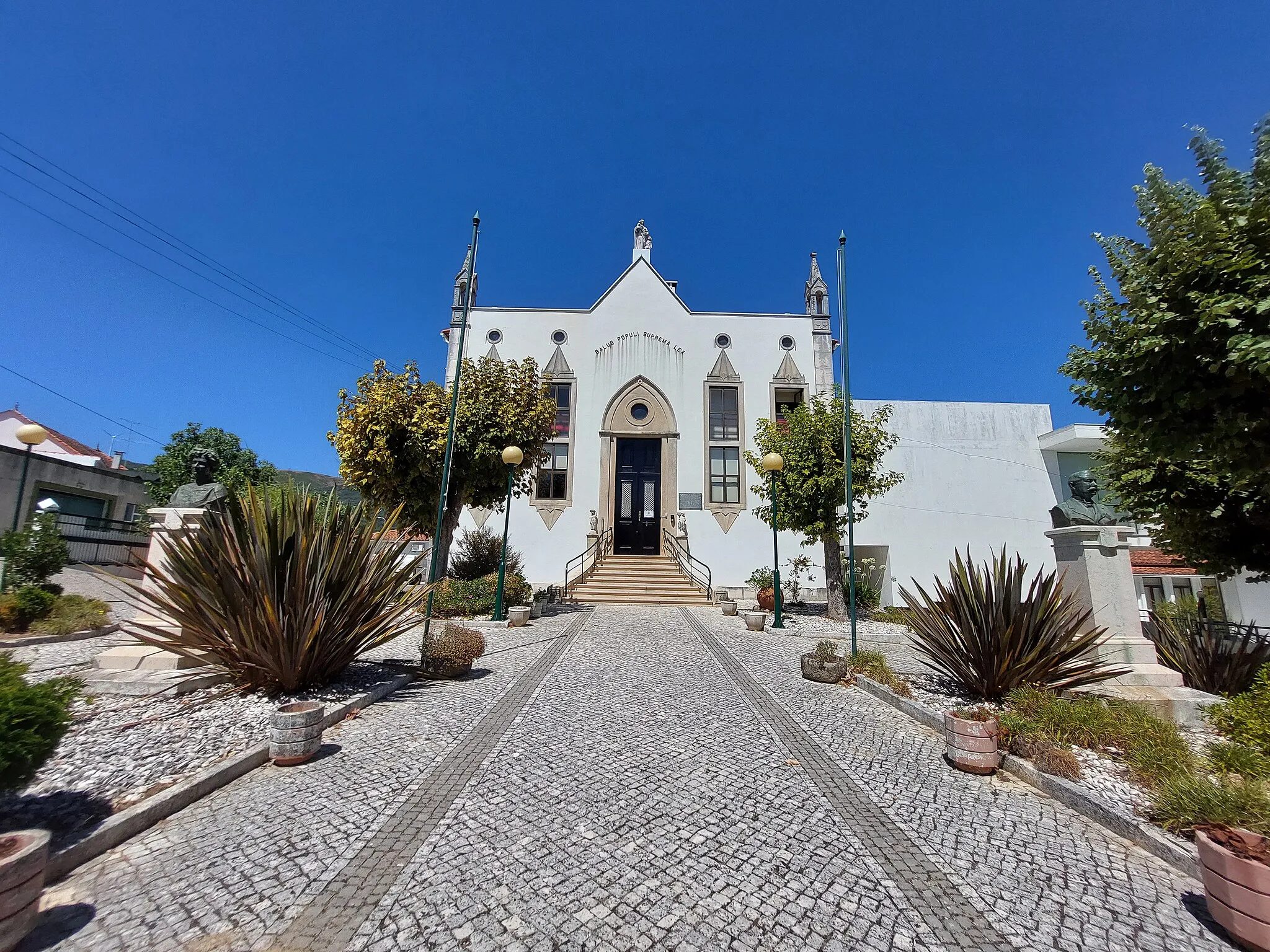 Photo showing: Largo frontal à Igreja da Santa Casa de Misericórdia de Castanheira de Pêra