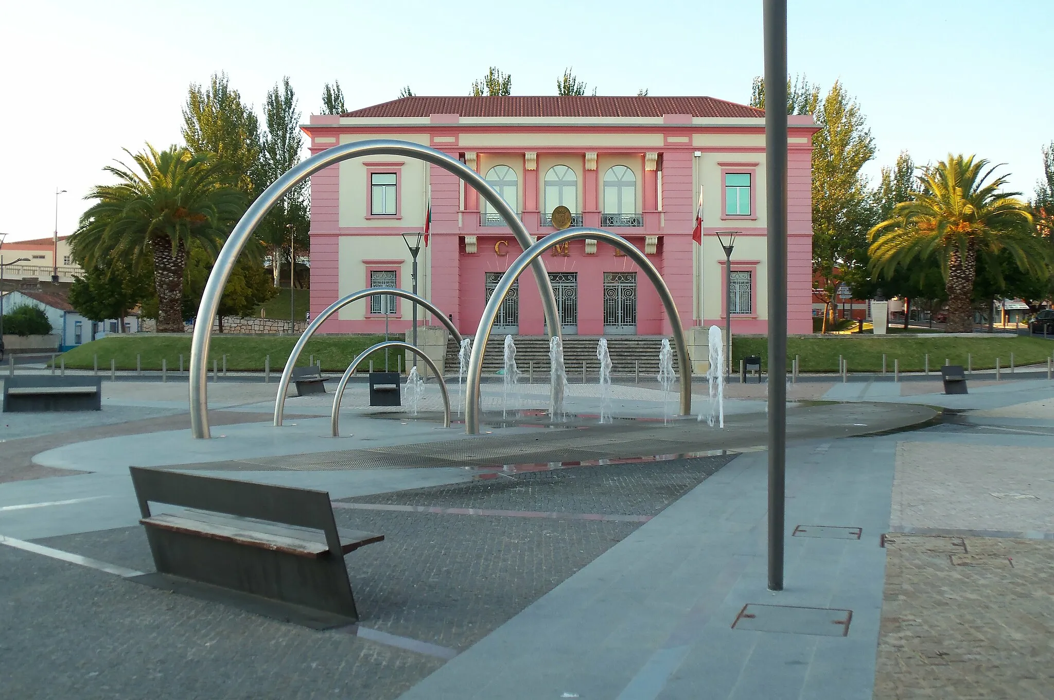 Photo showing: Entroncamento City Hall and off the front light water sources.