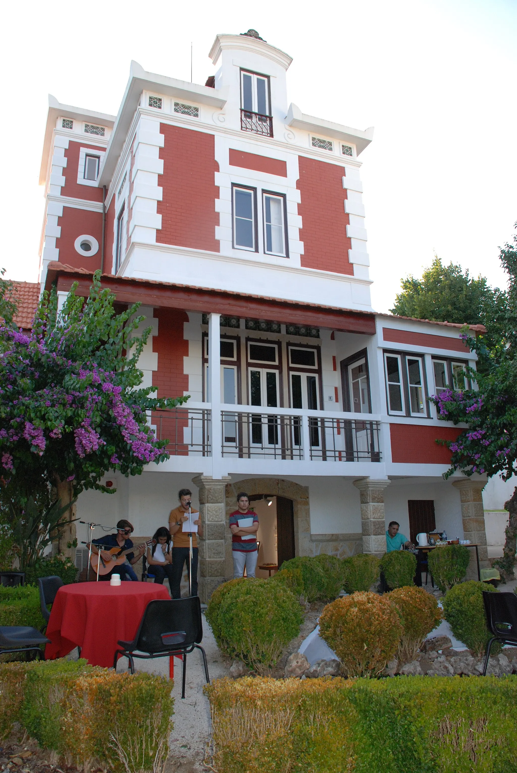 Photo showing: Casa onde José Malhoa viveu e pintou, aquando de uma tarde de declamação de poesia.