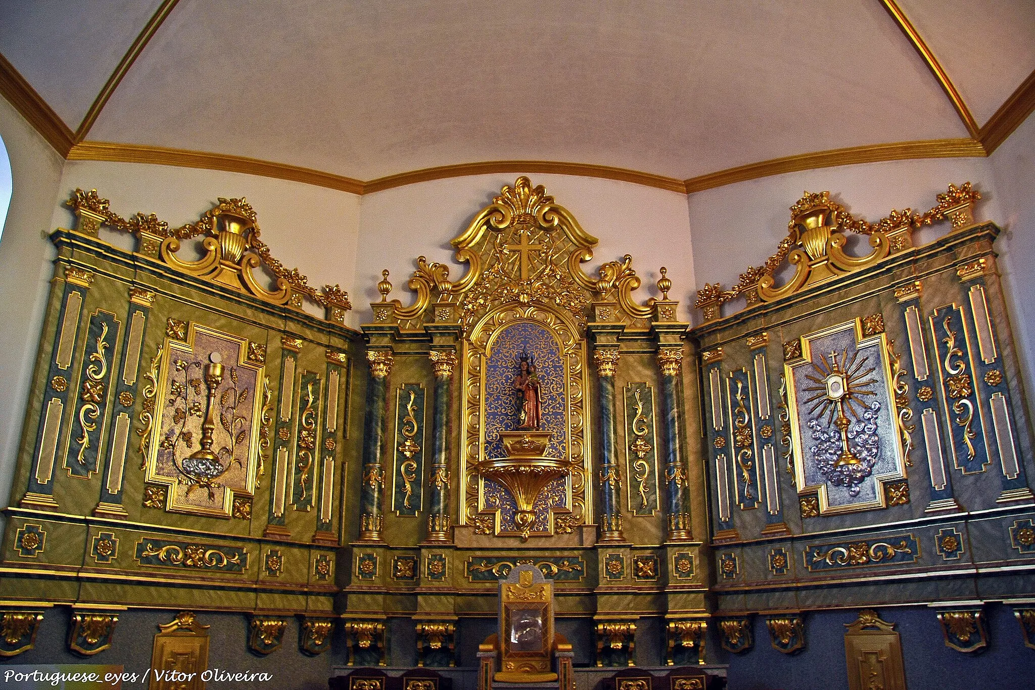 Photo showing: A primitiva Igreja Matriz da Gafanha da Nazaré era um belo Templo do princípio do Século XX. Era um Templo simples, belo e de grande harmonia e dignidade arquitetónica. O traçado era o mesmo dos Templos dos Séculos XVIII e XIX. Quem o construiu soube imprimir nos ombrais das portas, na grandiosidade do Arco Cruzeiro, na simplicidade dos altares e na beleza da tribuna onde os capiteis mostravam bem o desejo do crente manifestar a grandeza de Deus, através do trabalho manual, bem elaborados e duma finura que mostra bem a vontade de construir um Templo que fosse verdadeiramente Templo. O obreiro desta obra foi o Prior Sardo.
Na década de sessenta o então Prior Padre Domingues alterou todo o traçado arquitetónico.
Na década de noventa os engenheiros verificaram graves lacunas quer na segurança quer no enquadramento. O Prior Padre Dr. Sardo Fidalgo lançou o desafio à Paróquia e os crentes e praticantes colaboram de forma excelente.
O Complexo da Igreja Matriz é composto pelo Corpo do Templo, completamente reformulado e dois auditórios, dez salas de Catequese, cartório Paroquial, Biblioteca, Museu, Sala de Audio-visuais, sala das Irmandades e Movimentos, Sala dos Conselheiros e Coordenação de Catequese e ainda Sala dos Corais Litúrgicos.
O povo pode orgulhar-se desta obra que é das melhores, senão a melhor, desta área geográfica e do Distrito de Aveiro.
A 10 de Setembro de 1910 a Paróquia da Gafanha da Nazaré foi instituída. Foi na já destruída capela da Cale da Vila que principiou o serviço paroquial.

A 14 de Janeiro de 1912 foi benzida a atual igreja que, na década de sessenta, sofreu profundas obras de beneficiação. Estas obras, alteraram por completo a sua traça original. www.cm-ilhavo.pt/frontoffice/pages/2112