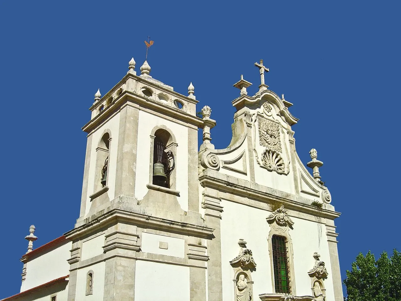 Photo showing: Considerado um dos mais belos templos da região, a Igreja Paroquial do Divino Espírito Santo, de Monsanto, é um edifício de estilo barroco, com uma imponente fachada, de grande equilíbrio e excelentes proporções, datado de 1768.
O portal sobrepujado do janelão do coro abre-se entre dois nichos baldaquianos, onde se vêem as imagens de S. João Evangelista e de Nossa Senhora da Conceição, em pedra, quase de tamanho natural, formando o Calvário. No frontão figura, em baixo relevo, o Espírito Santo sob um dossel de pedra. À esquerda eleva-se a torre sineira, bem proporcionada.
No interior do templo, é de referir a bonita capela-mor e a representação, em pedra, da Santíssima Trindade, datada do século XVII. www.cm-alcanena.pt/pt/conteudos/concelho/Patrim%c3%b3nio/...

See where this picture was taken. [?]