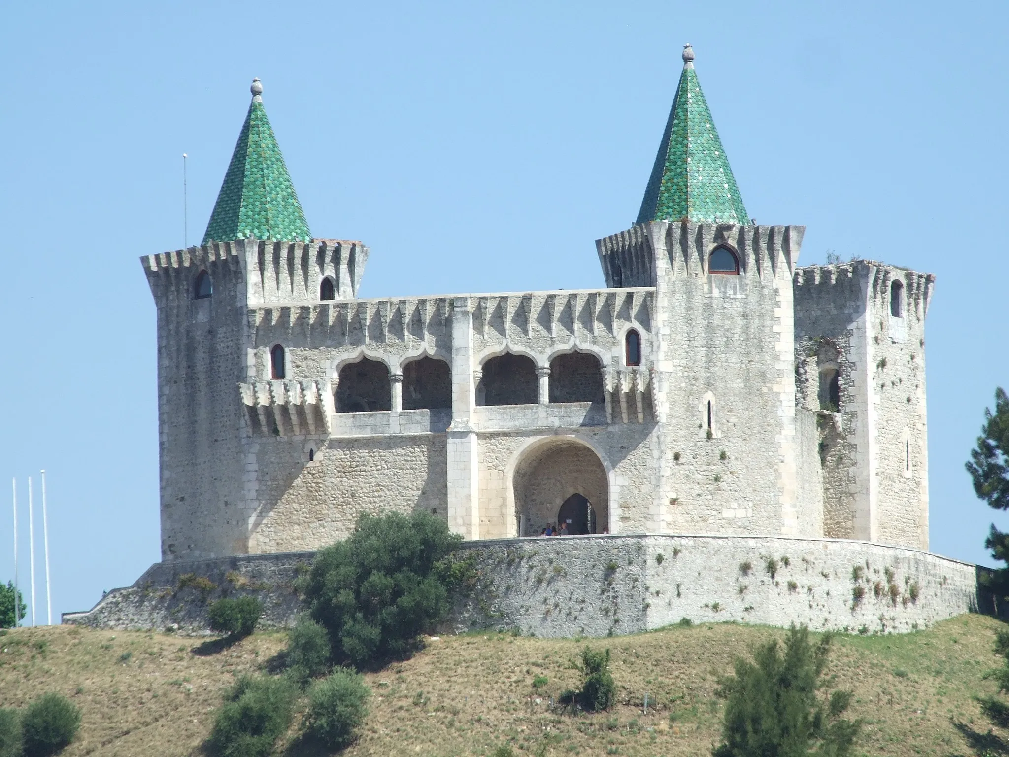 Photo showing: Castelo de Porto de Mós, a partir dos Moinhos de São Miguel.