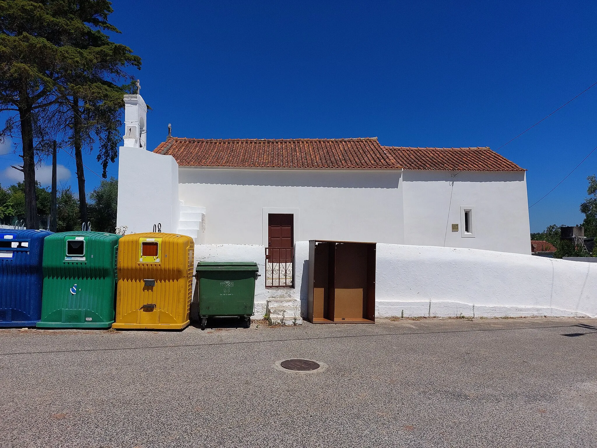 Photo showing: Fachada direita da Igreja de Casal da Areia