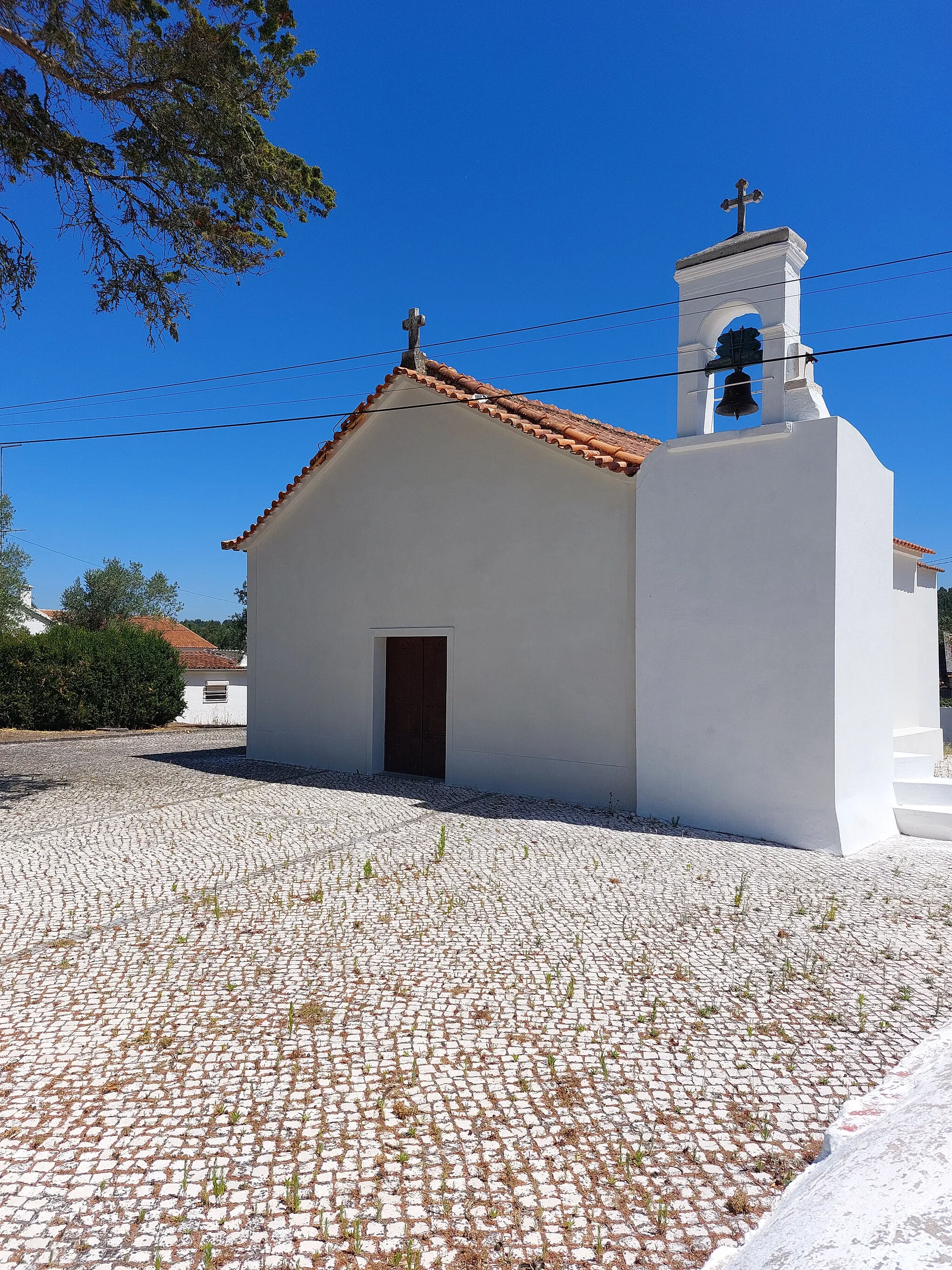 Photo showing: Torre sineira da Igreja de Casal da Areia em primeiro plano