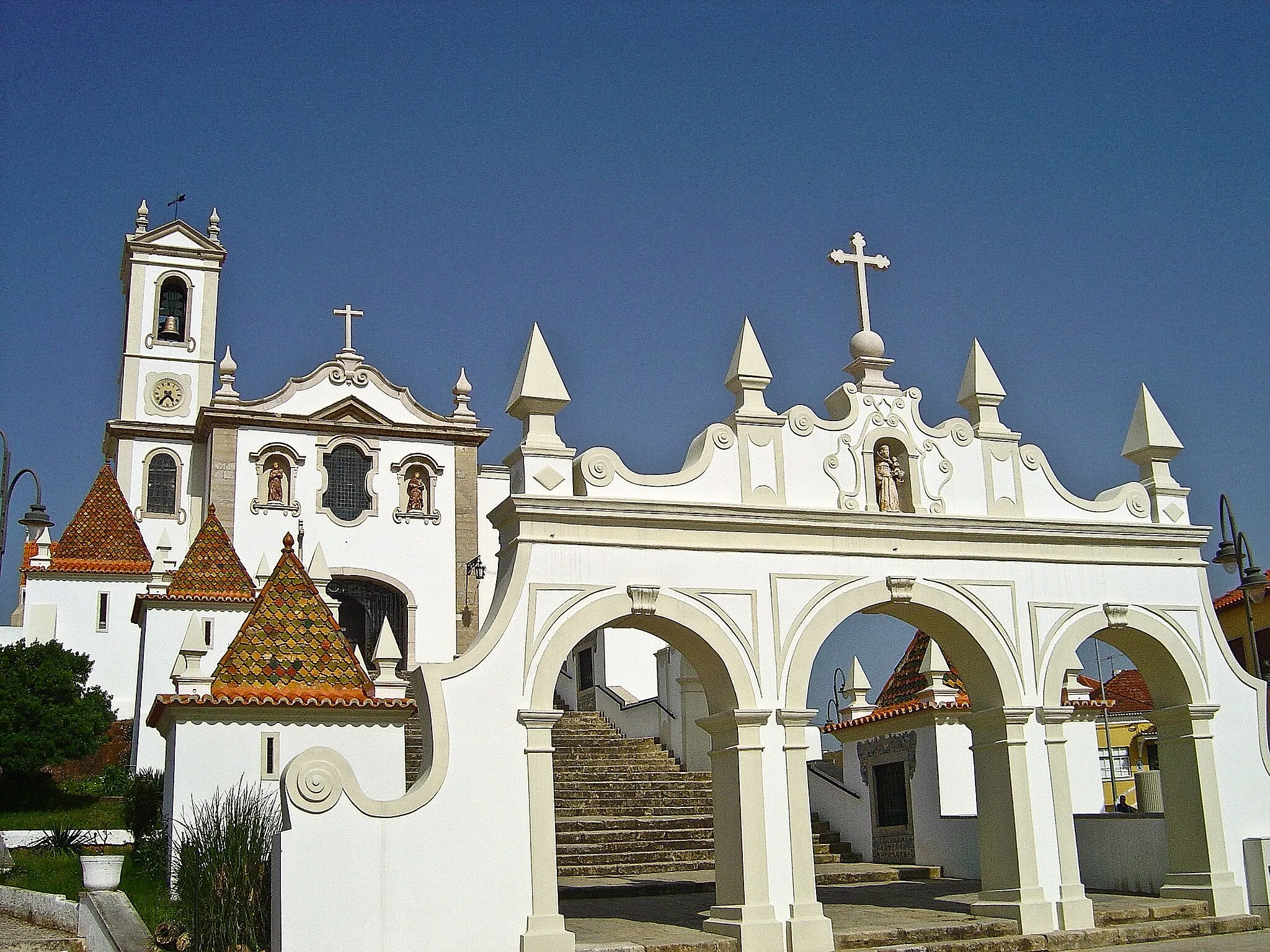 Photo showing: A igreja de Santo António dos Olivais pode ser visitada na freguesia com o mesmo nome da cidade de Coimbra, em Portugal. O acesso à igreja faz-se através de uma escadaria majestosa, rodeada de seis capelas com figuras de barro, representando diversos passos da vida de Cristo.
A igreja tem um vestíbulo que lhe dá acesso por um pórtico em ogiva; tem uma só nave e um quadro de Pascoal Parente representando o acto religioso em que Santo António tomou o hábito.
Em 1851 um temível incêndio destruiu o magnífico convento aí mandado construir pelos frades da Piedade em 1539.
Ali viveu, numa pequena cela, no local onde está a capelinha, o tramaturgo Santo António. pt.wikipedia.org/wiki/Igreja_de_Santo_Ant%c3%b3nio_dos_Ol...

See where this picture was taken. [?]