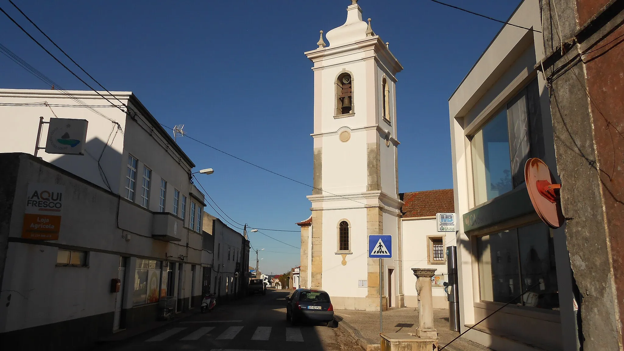 Photo showing: Church and bank in Vinha da Rainha.