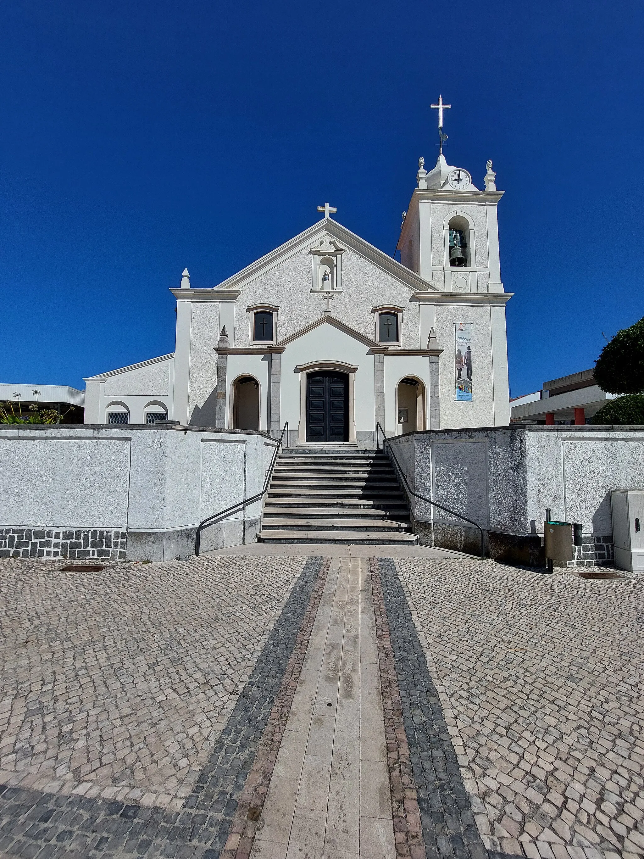 Photo showing: Fachada principal da Igreja Paroquial de Vieira de Leiria