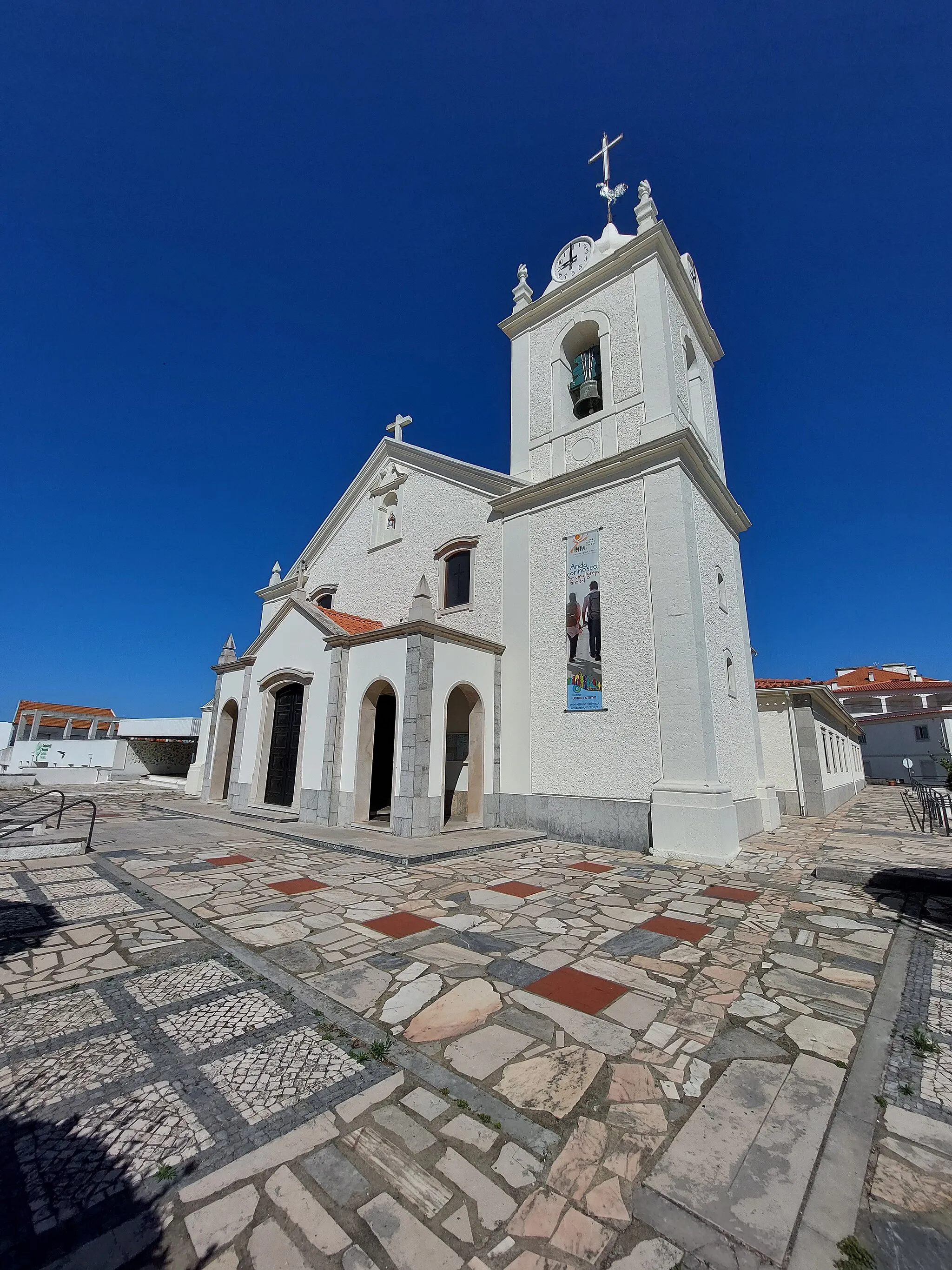 Photo showing: Vista de três quartos da Igreja Paroquial de Vieira de Leiria