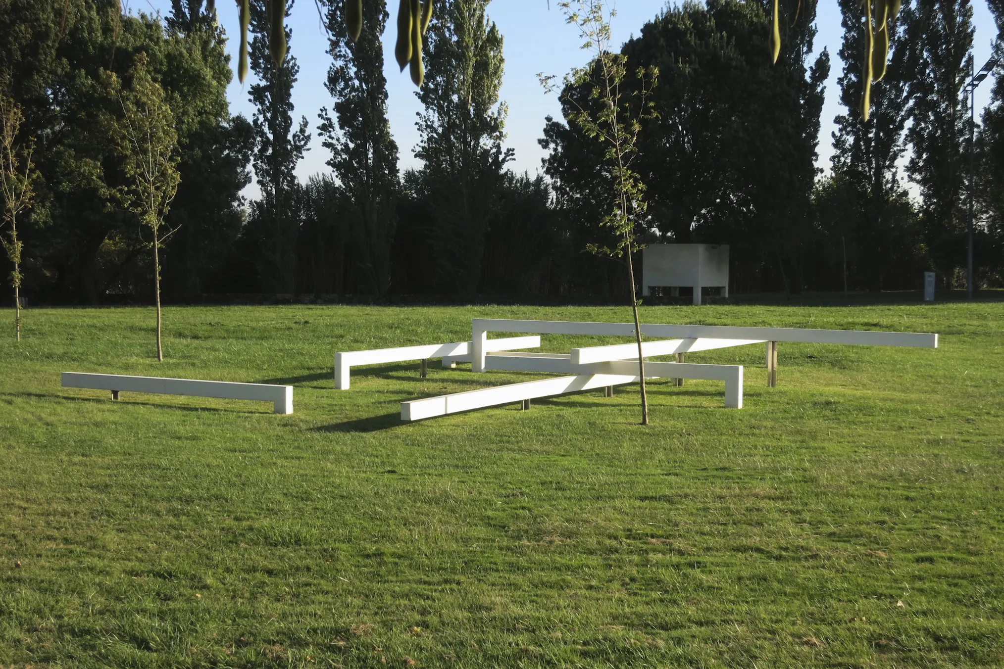 Photo showing: Fernanda Fragateiro, Concrete Poem, 2012, vigas em betão branco e peças de aço inox, 129 x 1000 x 150 cm; Parque de escultura contemporânea, Vila Nova da Barquinha