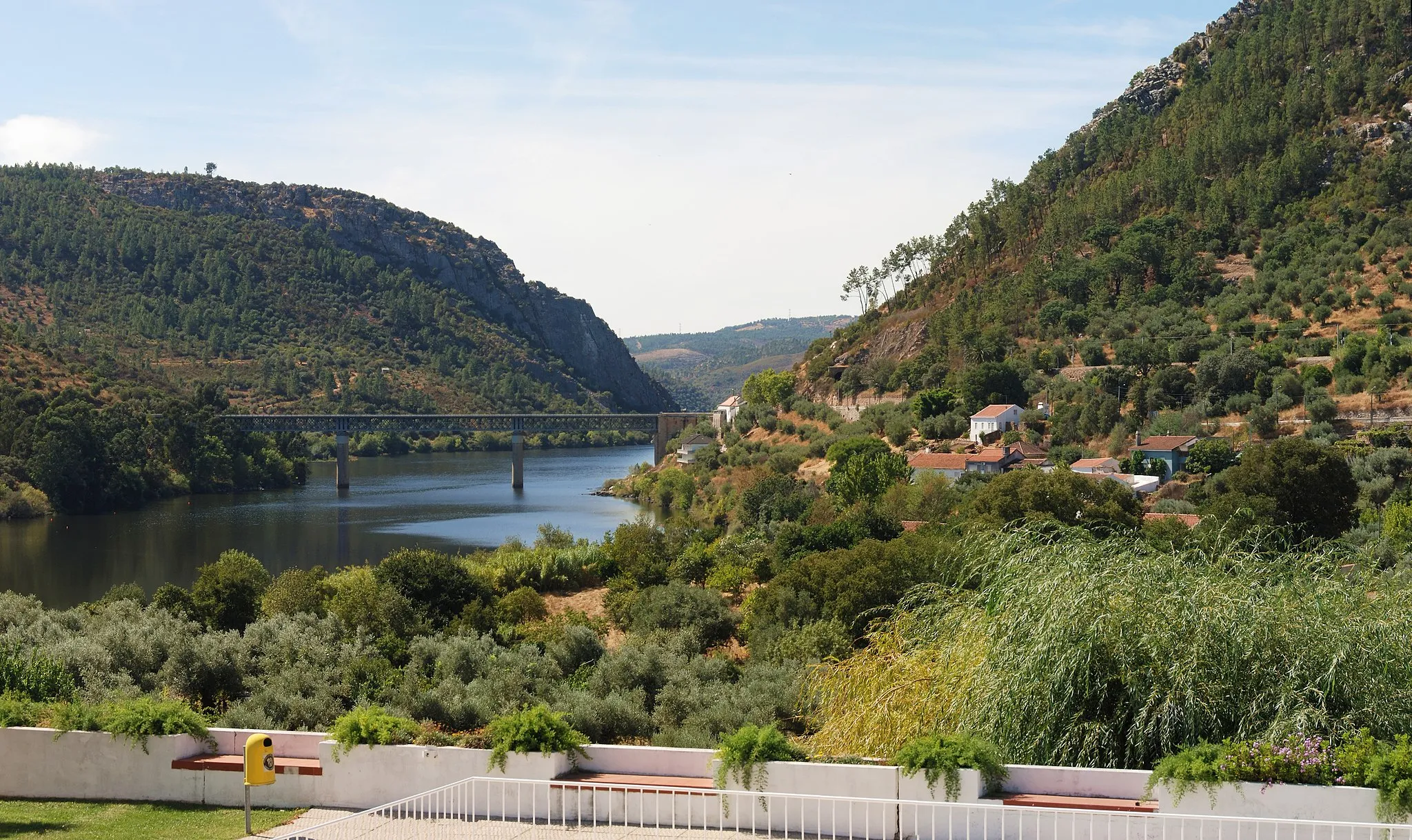 Photo showing: River Tagus, Portugal. View to south from Vila Velha de Ródão