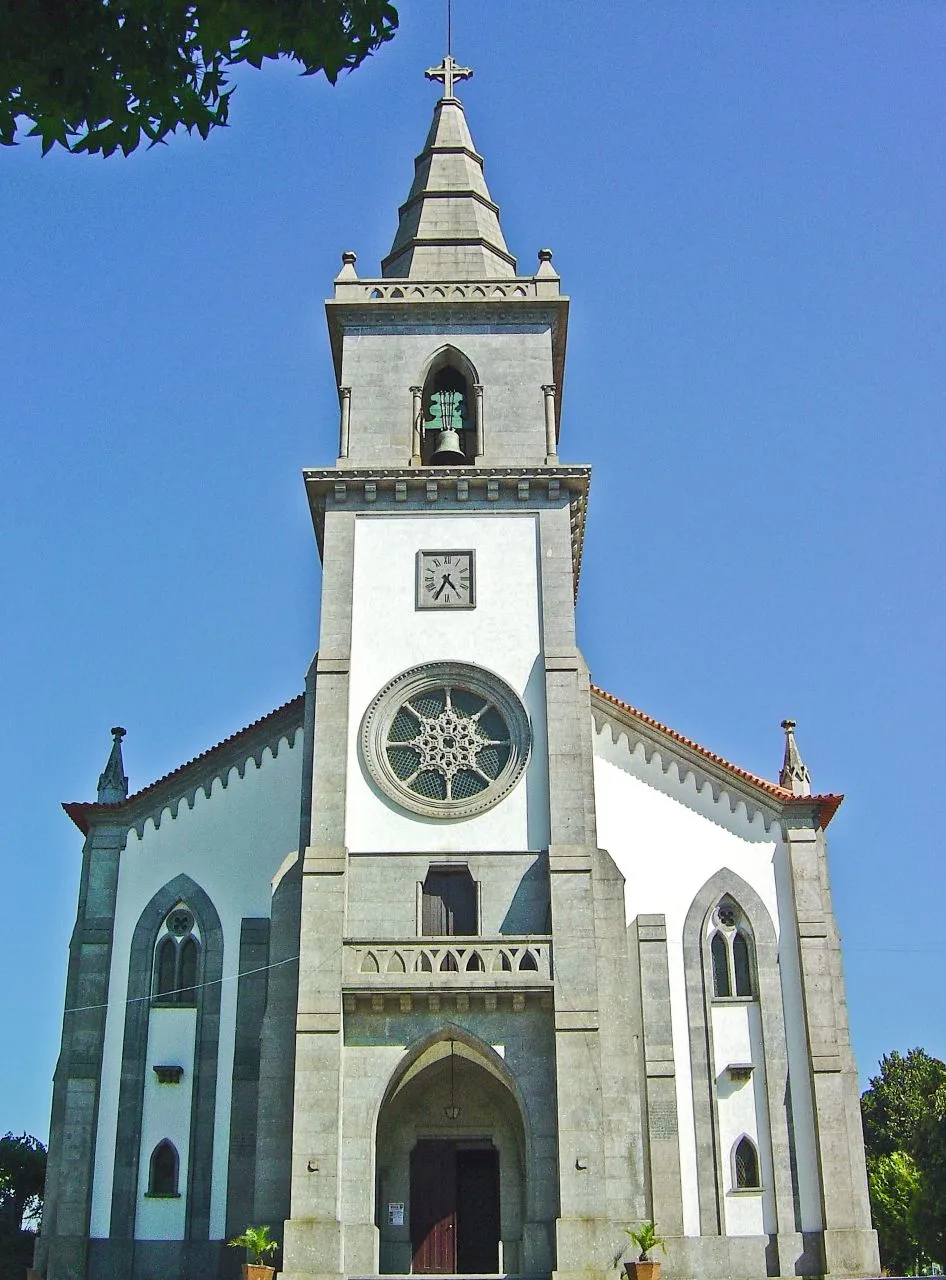 Photo showing: A Igreja Nova de São José é a segunda mais importante da freguesia de Fafe, cuja construção foi iniciada em 1895,  por iniciativa de emigrantes "brasileiros" e concluída em 11 de Junho de 1961. 
O facto de, já em 1910, as obras se encontrarem paradas, leva-nos a concluir das dificuldades económicas que os nossos emigrantes sentiram no Brasil na primeira década do século XX, dado os apelos que então se faziam na imprensa local à comunidade emigrante. 
Em 1908, a imprensa continua a fazer apelos à filantropia: 
«Comendador José Pereira de Sousa, natural da freguesia de Cepães, deste concelho e residente na grande e progressiva cidade fluminense onde é sócio da importante e florescente casa da firma - Sucena & C.ª. Chegou no dia 8 a Lisboa, seguindo de imediato para Águeda, acompanhado do seu sócio o Sr. Conde de Sucena. À hora que este jornal circula, talvez já tenha chegado ou esteja a prestes a chegar à sua aldeia natal, o nosso prezado concidadão. Depois de visitar Cepães e Fafe, seguirá para Vitell (França) - a uso das águas medicinais. O Sr. Comendador Pereira de Sousa é um grande benemérito da sua freguesia.
E, como é um dos portugueses em preponderância no Brasil, também podia ser um benemérito desta vila. Temos essa importante obra da Igreja Nova por concluir. Uma subscrição a valer, no Rio, daria bem para a rematar. Saudando o valoroso conterrâneo, chamamos a sua atenção para isso.». www.museu-emigrantes.org/museu_fr/Igreja_fafe.htm

See where this picture was taken. [?]