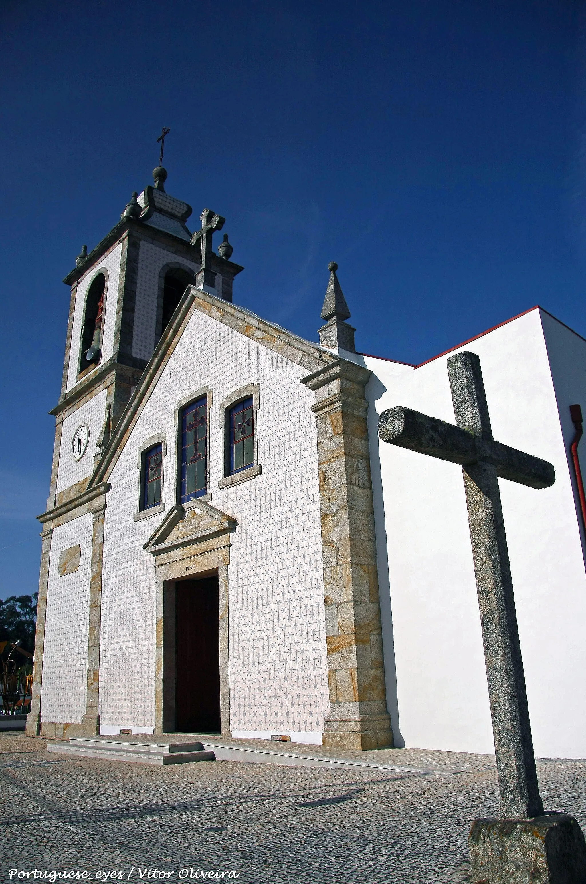 Photo showing: Situada na Rua da Igreja, desconhece-se a data da sua edificação, apenas consta na frontaria 1701. Em 1836 era a Junta da Paróquia que zelava pela Igreja. No entanto, não dispunha de receita, sendo as Confrarias a fazerem as obras. A Confraria do Santíssimo Sacramento doou o sino grande e mais dois pequenos, tendo levado a cabo a construção da torre sineira em 1875. Em 1894 houve um douramento do Altar-mor e em 1927 fez-se a sua eletrificação. A última remodelação foi em 1992. www.fanzeres-saopedrodacova.pt/index.php/conhecer/patrimo...