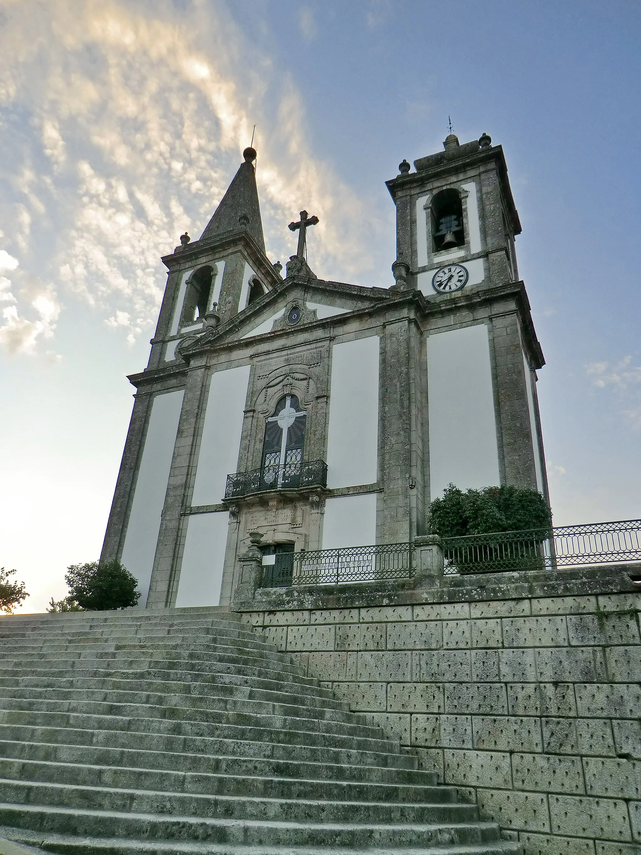 Photo showing: Largo do Mosteiro do Bom Jesus de Barrosas e estrada municipal