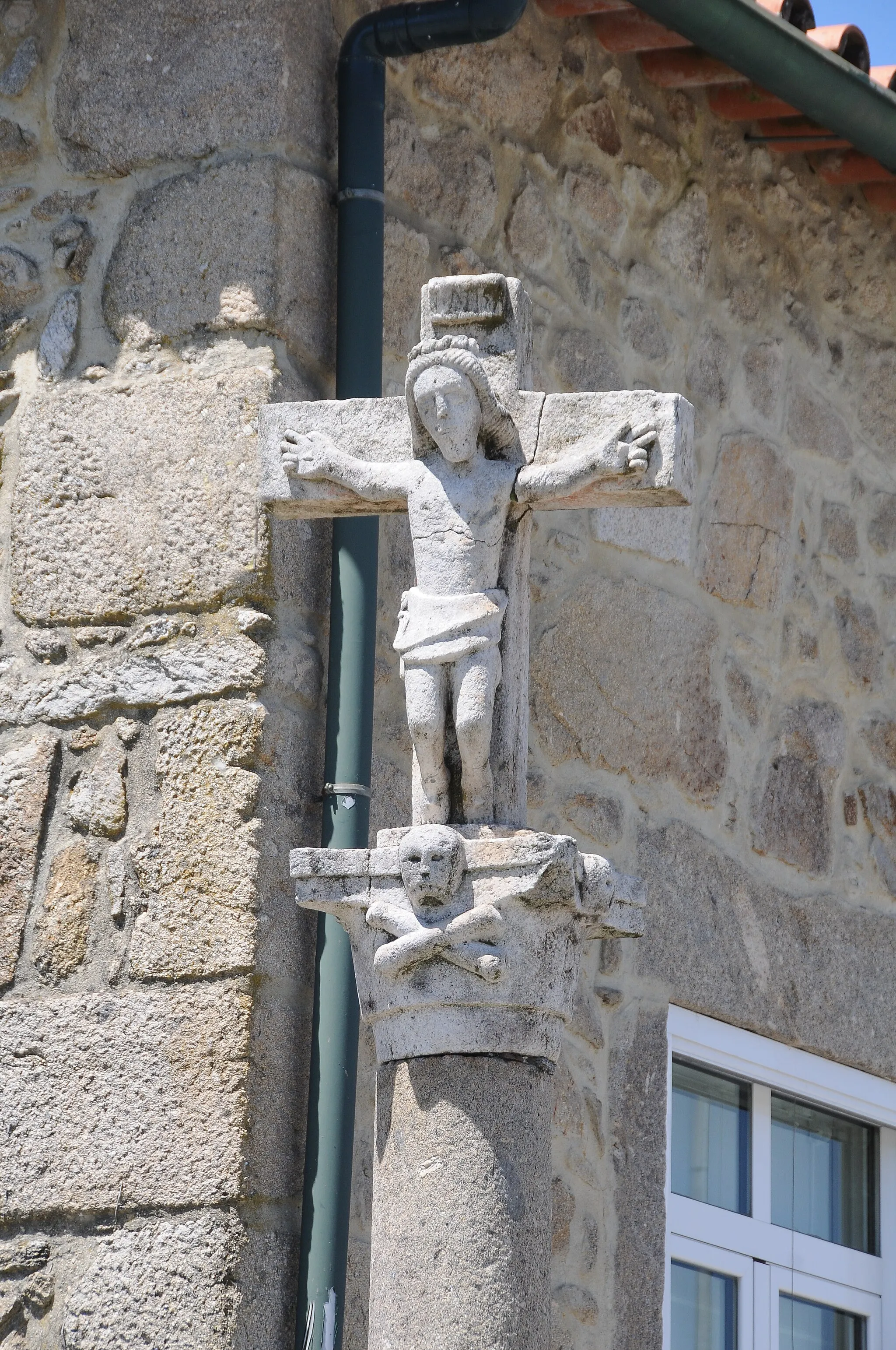 Photo showing: Wayside cross in Chousa Frossos, Braga, Portugal.