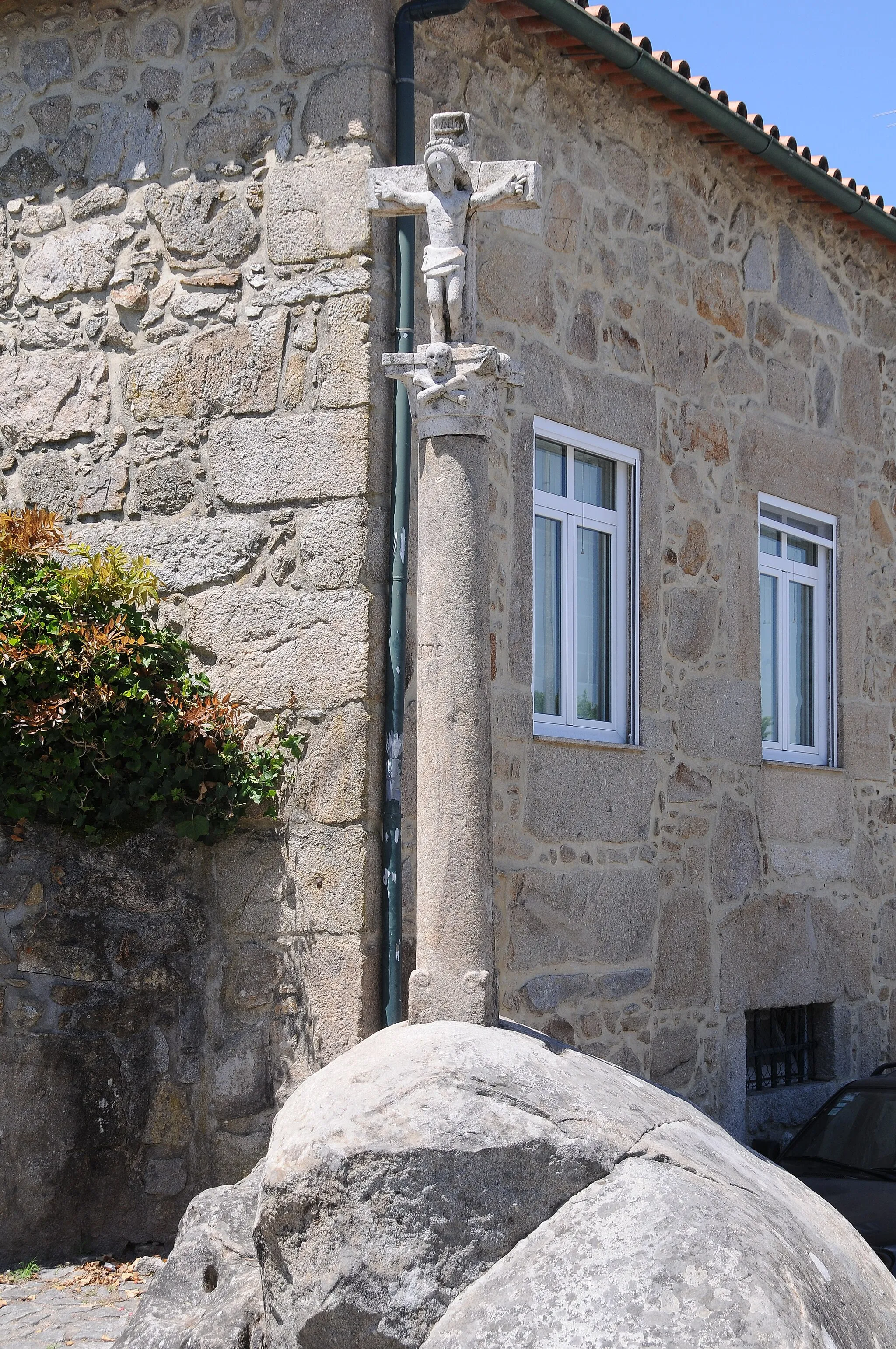 Photo showing: Wayside cross in Chousa Frossos, Braga, Portugal.