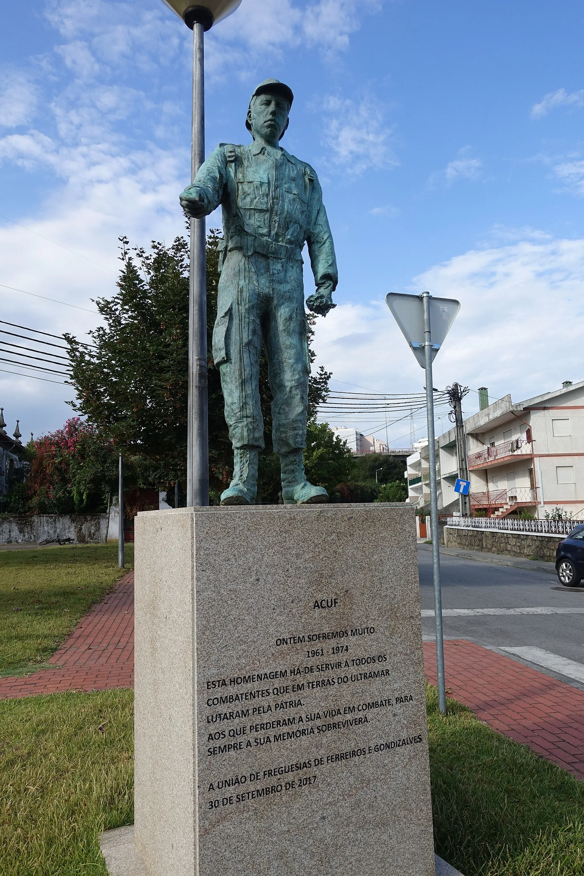 Photo showing: Statues to military of the Portuguese Colonial War in Ferreiros, Braga, Portugal,