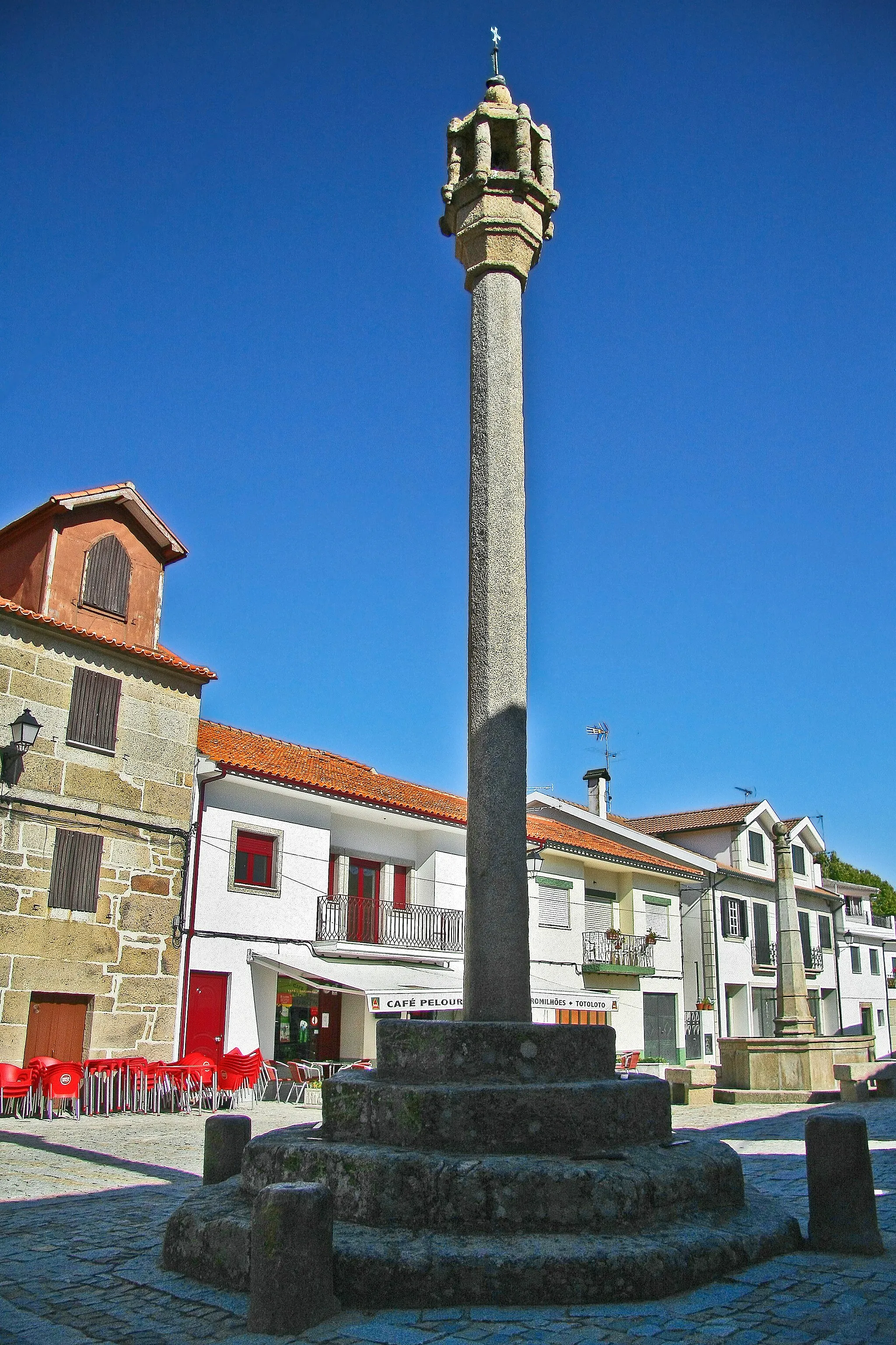 Photo showing: Pelourinho de fuste octogonal, do tipo gaiola, rematado por esfera armilar, construído no século XVI.
Situa-se no Largo do Pelourinho na freguesia de Moimenta da Beira.
Classificado como Imóvel de Interesse Público, pelo Decreto nº. 23 122, DG 231 de 11 Outubro 1933. www.patrimonio-turismo.com/monumentos/dbview.php?identif=295

See where this picture was taken. [?]