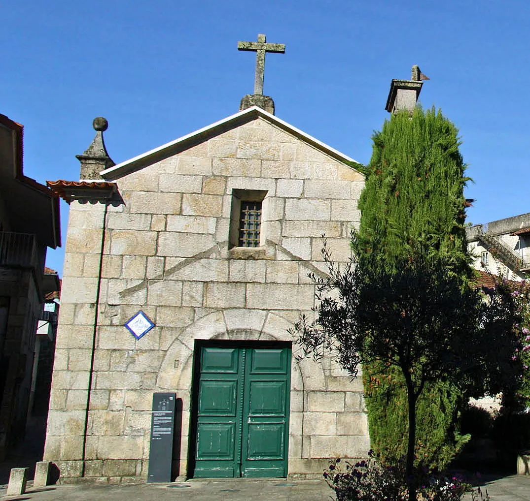 Photo showing: Imóvel de Interesse Público, a Capela do Senhor, foi construída no último quartel do séc. XVI, conservando a volumetria, indícios do primitivo portal e restos de pintura, a fresco, na parede testeira da capela-mor, com a representação de S. Francisco e S. Cristóvão e a data de 1588. Remodelada nos sécs. XVIII e XIX, foi-lhe acrescentada a sacristia e alterada a fachada principal com abertura de novo portal de verga recta e apeado o alpendre sustentado por colunas. municipio.mondimdebasto.pt/index.php/29-menu-turismo/nucl...