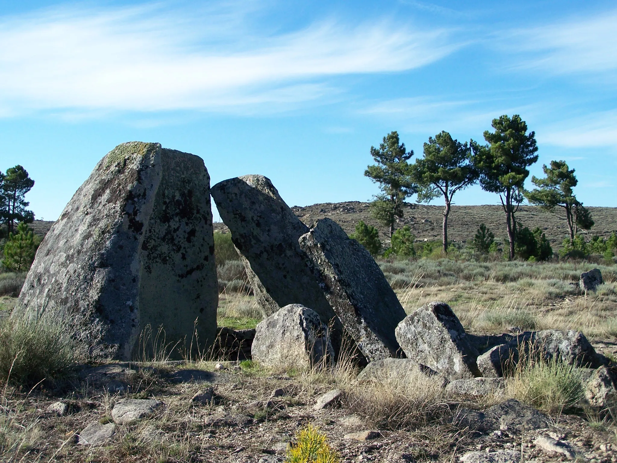 Photo showing: Necrópole megalítica Lameira de Cima, freguesia de Antas, Penedono, Portugal. Vista para dólmen.