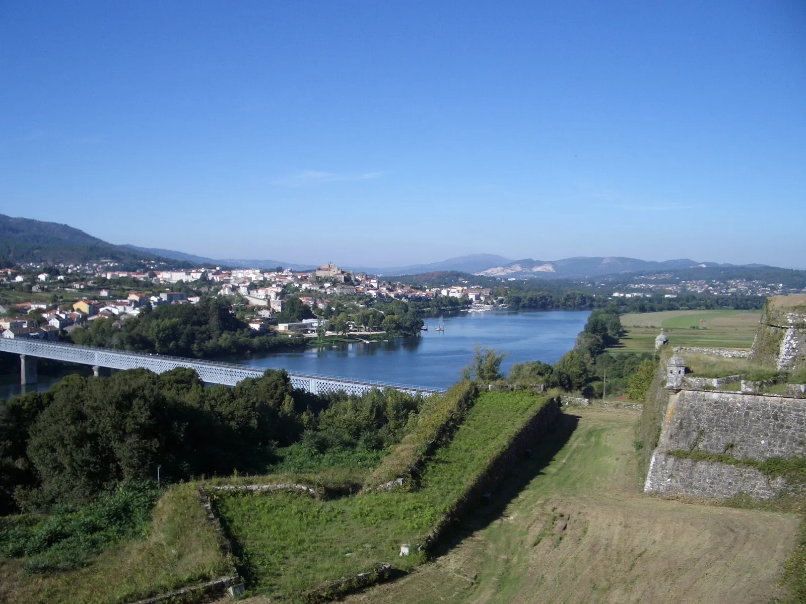 Photo showing: View over Minho River