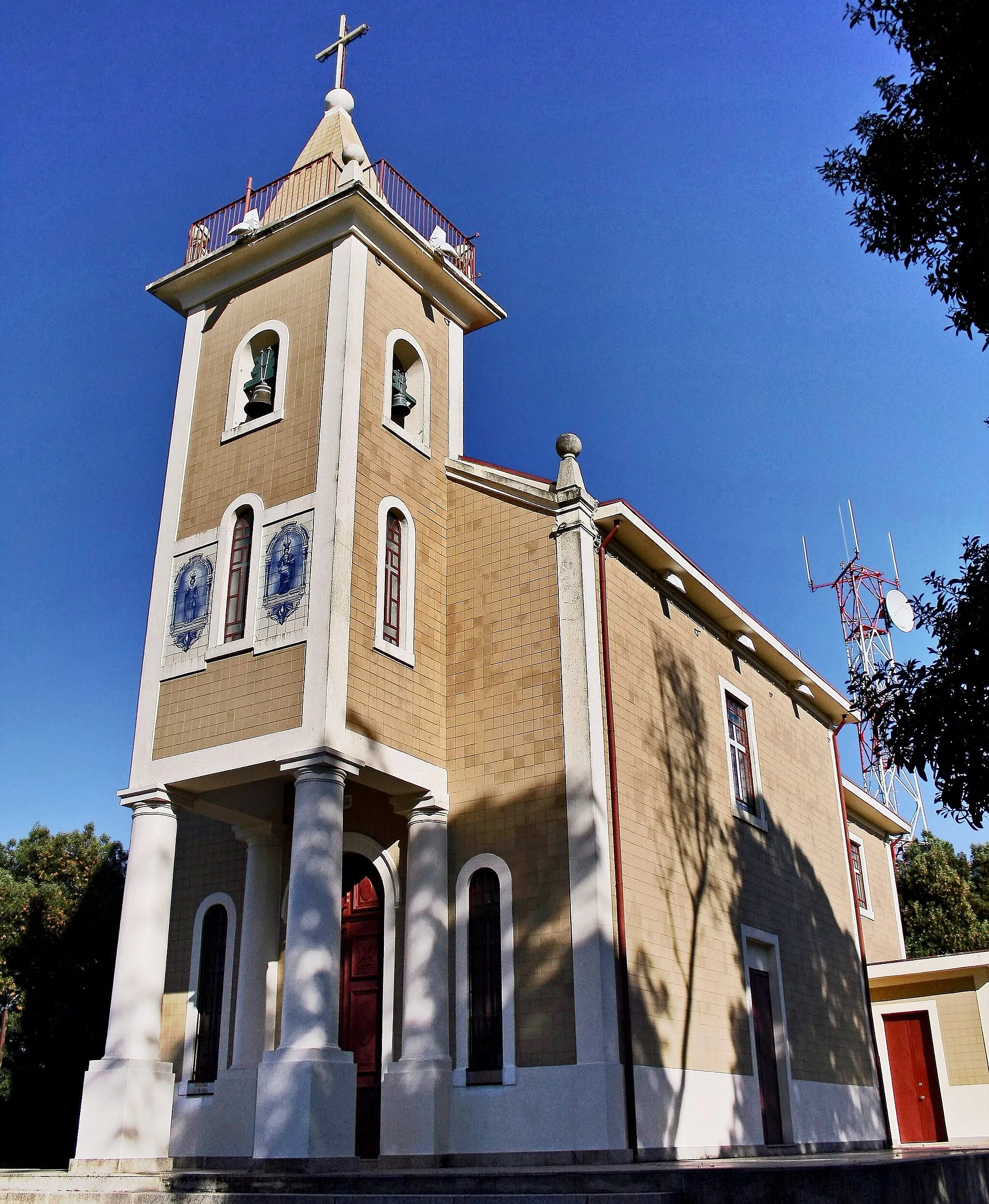 Photo showing: Localizada no topo da serra encontra-se a capela de Santa Justa, datada de 1936. Possui planta retangular, nave única, telhado de duas águas, rematados por pináculos boleados. A fachada principal tem nártex de onde nasce a torre sineira quadrangular, coberta por telhado piramidal, encimado por esfera e cruz. A torre assenta em colunas dóricas, em betão, e nela abre-se uma fresta e as aberturas para os sinos. Um pouco mais abaixo, já na encosta oeste, encontra-se a capela de S. Sabino, protetor dos deficientes. Foi bispo de Sevilha até 304. Deceparam-lhe as mãos por ter retirado os corpos, de St.ª Justa e de sua irmã St.ª Rufina, do poço para onde tinham sido lançados os seus restos mortais, e sepultou-as no cemitério cristão. De planta retangular, nave única, telhado de duas águas com cruz no vértice. Esta capela, a primitiva dedicada a Santa Justa, foi edificada no séc. XI e sofreu restauro e ampliação em 1870. Em 1998 foi requalificada e dedicada a S. Sabino. www.cm-valongo.pt/frontoffice/pages/544?poi_id=75