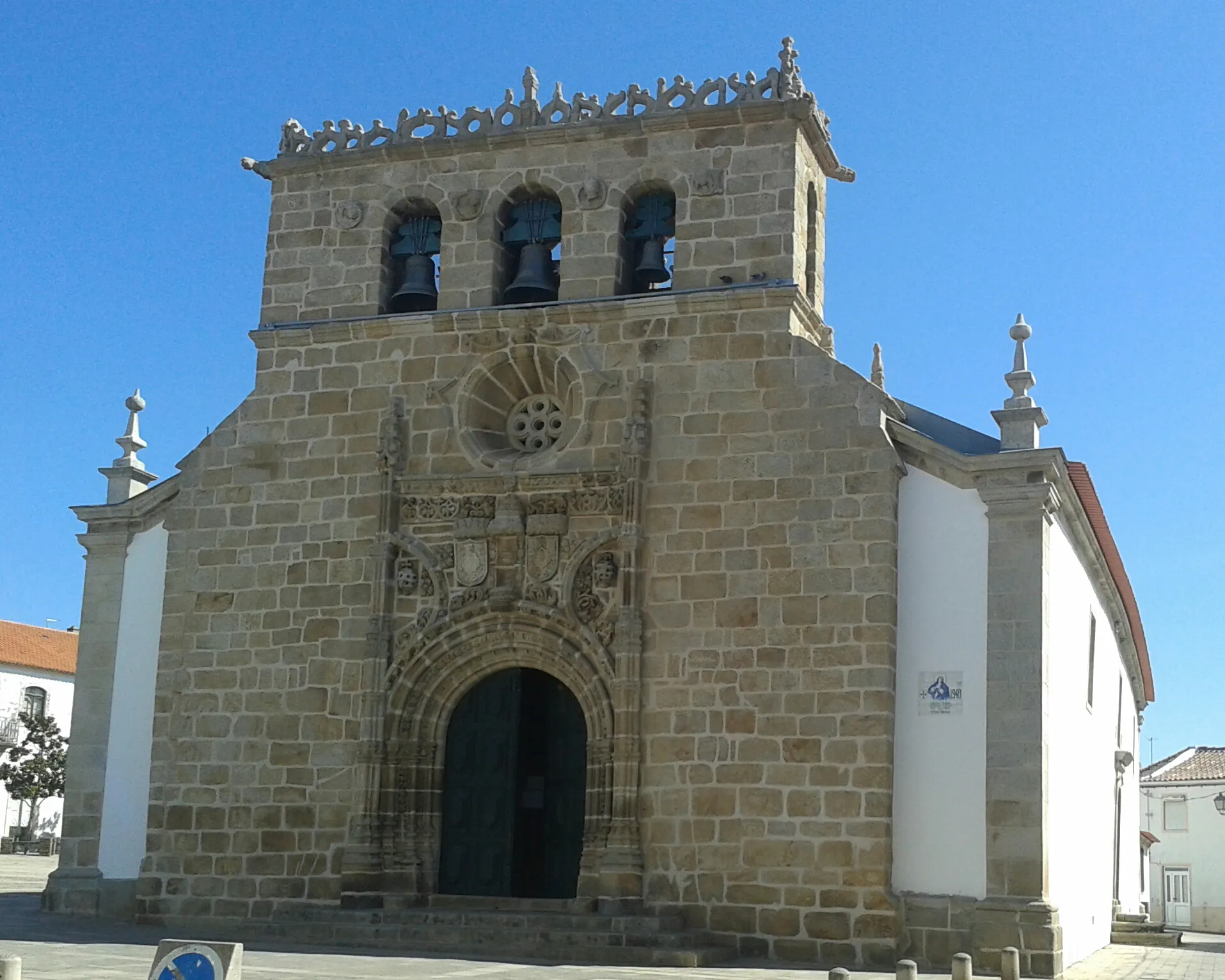 Photo showing: Fotografia da Igreja Matriz de Foz Coa, com fachada e vista lateral