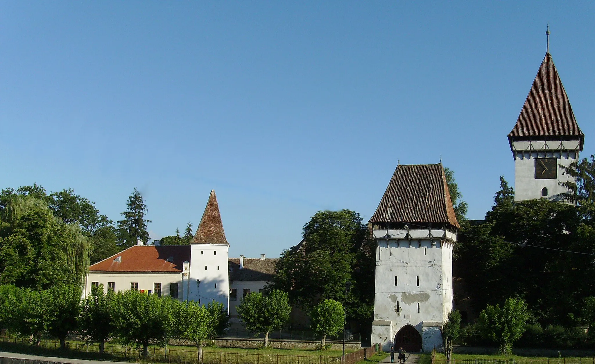 Photo showing: Fortified church of Agnita, Transylvania, Romania

South-East Transylvania boasts Europe's densest system of well preserved medieval fortifications. Virtually every village of this region has a fortified church in good shape, let alone ruined strongholds, forts and fortified castles.