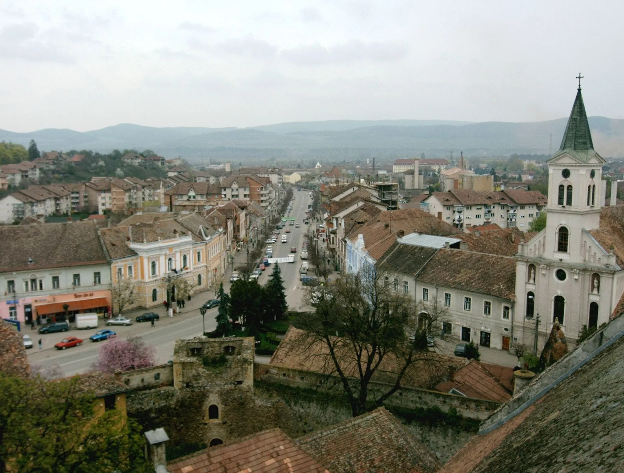 Photo showing: View of Aiud from the (reformed) church's tower.

This is a photo of a historic monument in județul Alba, classified with number AB-II-a-A-00172.
