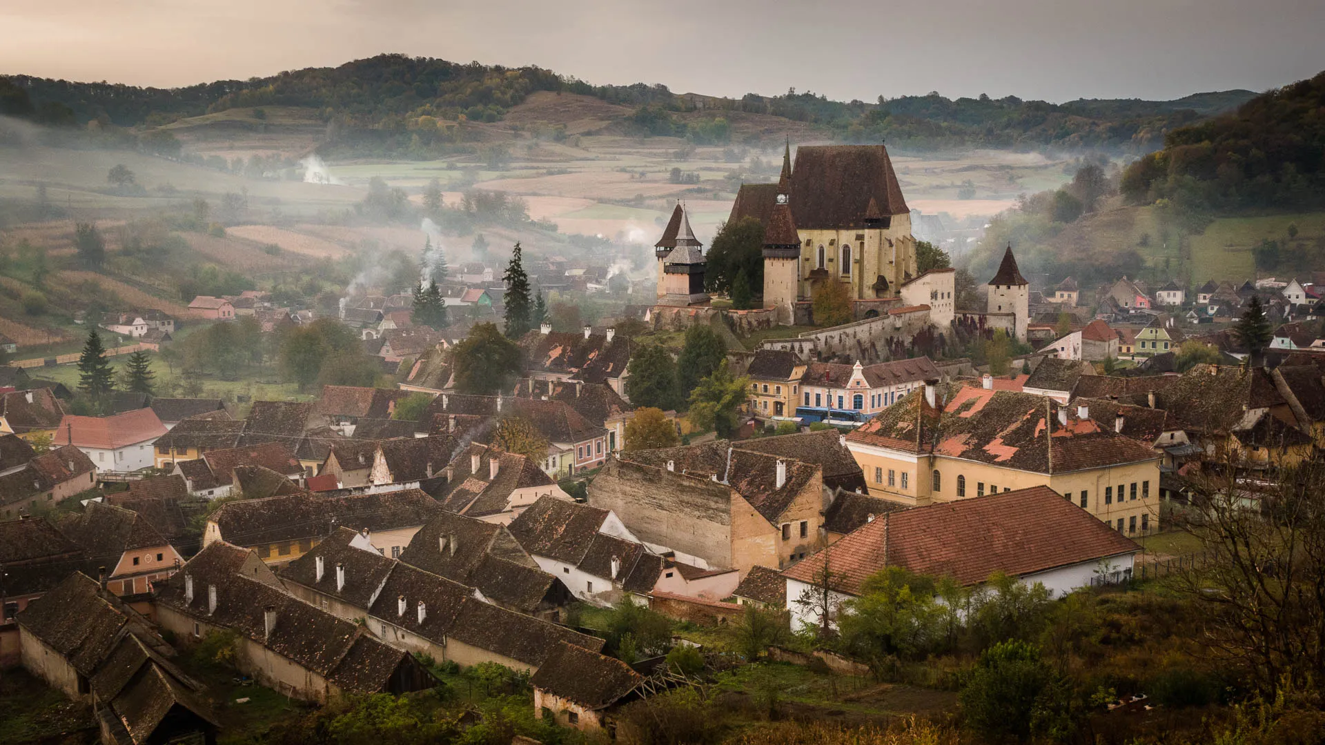 Photo showing: 500px provided description: The Fortified Church In Biertan Romania [#church ,#tourism ,#panorama ,#village ,#hill ,#rural ,#landmark ,#medieval ,#tour ,#hillside ,#Romania]