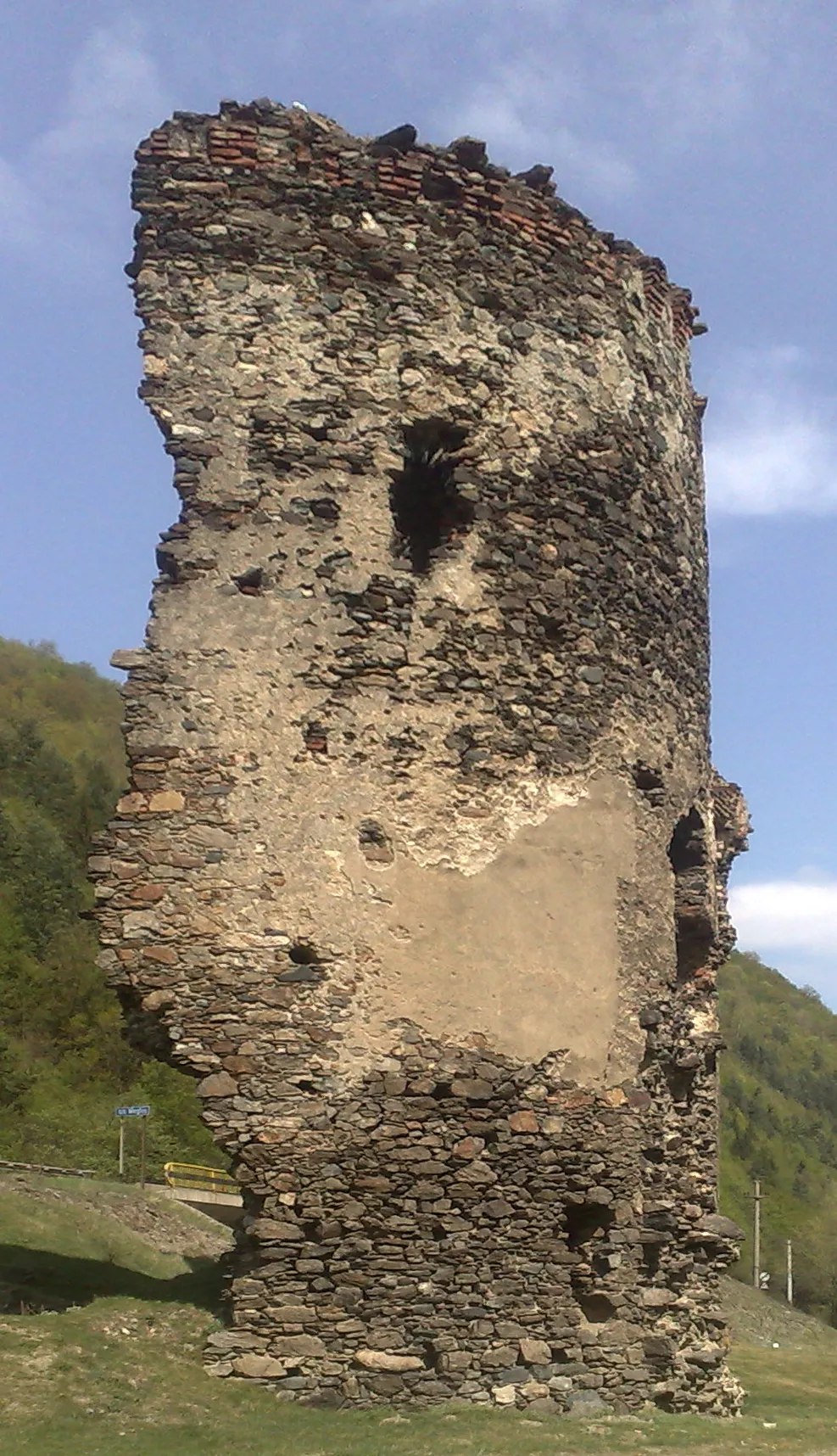 Photo showing: Turnul spart - rămăşiţă din fortificaţia medievală de la Boiţa
