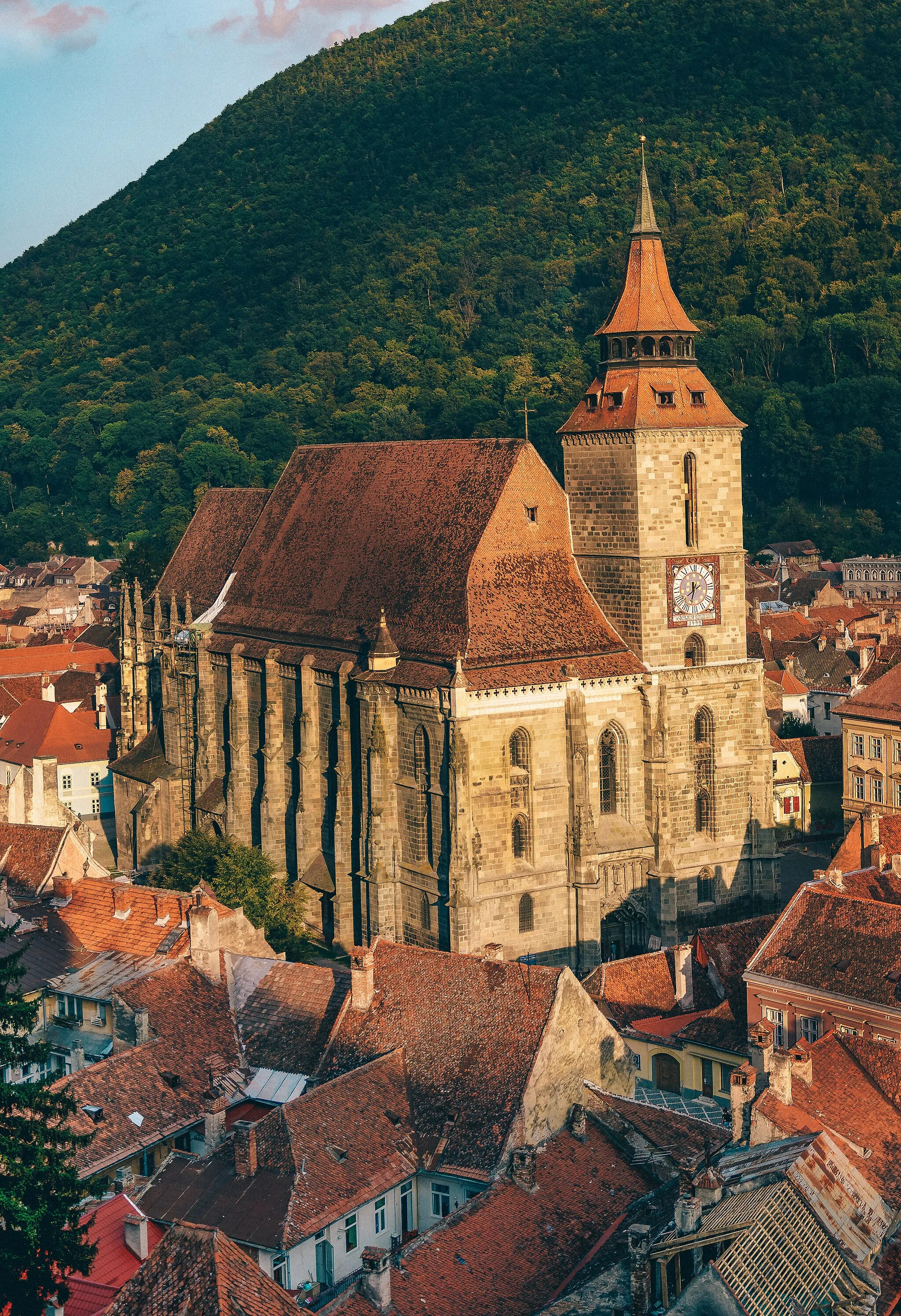 Photo showing: Biserica Neagră, located in Brașov, Romania, as seen from the Black Tower at sunset.