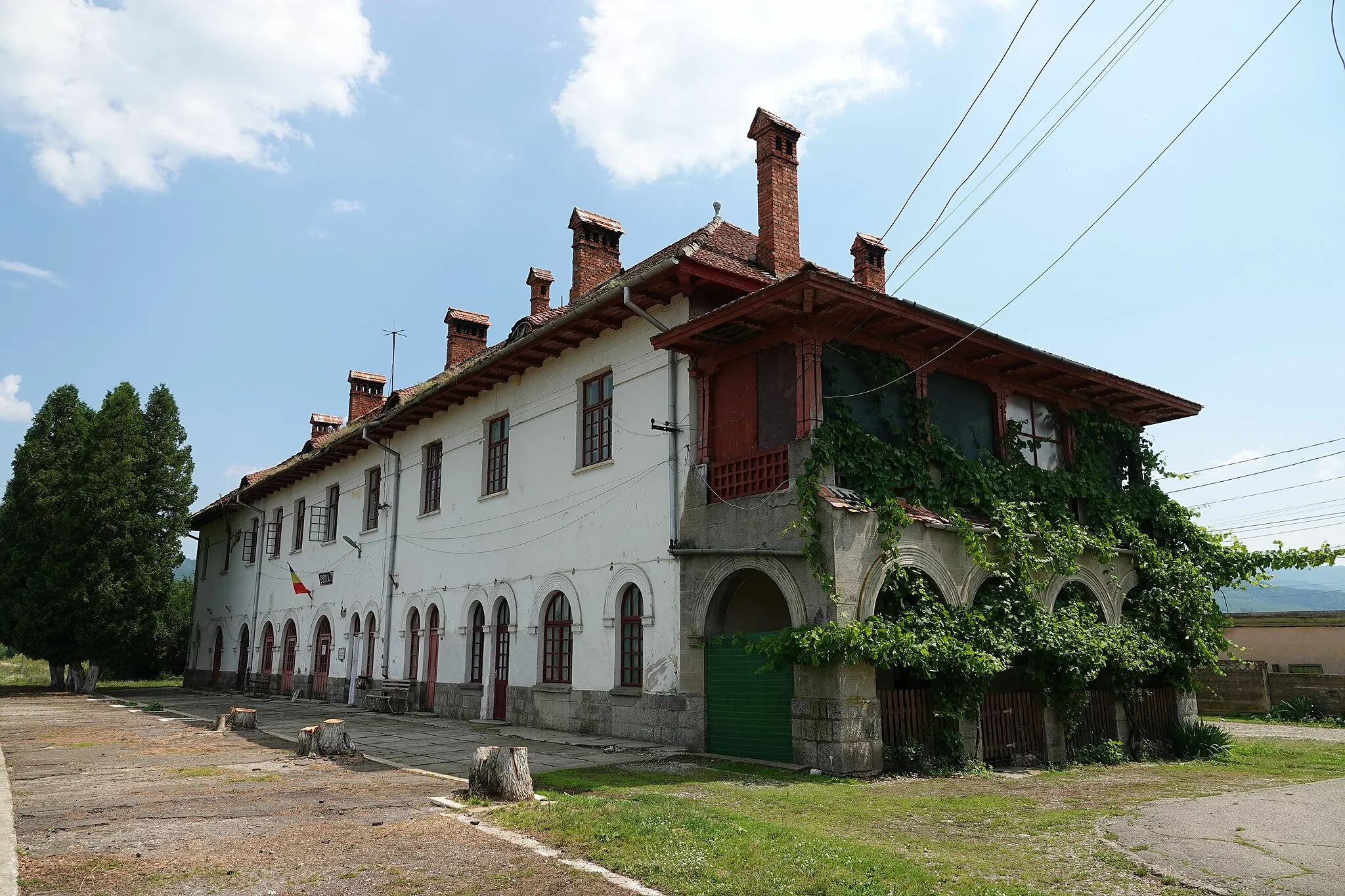 Photo showing: Budila railway station in Brașov county, Romania