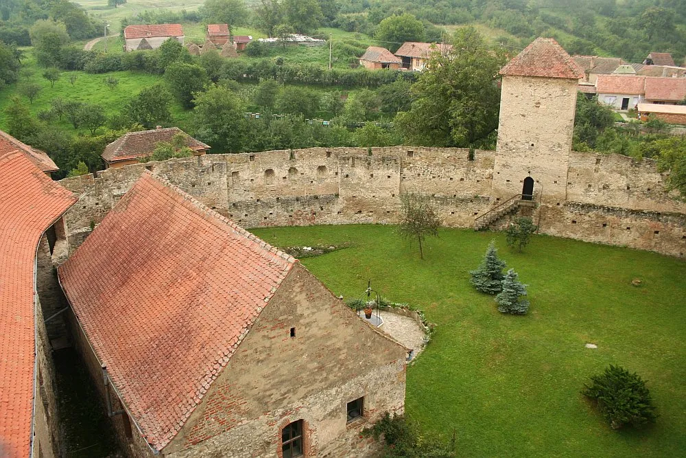 Photo showing: Main court of Câlnic fortress (Câlnic, Alba, Romania)