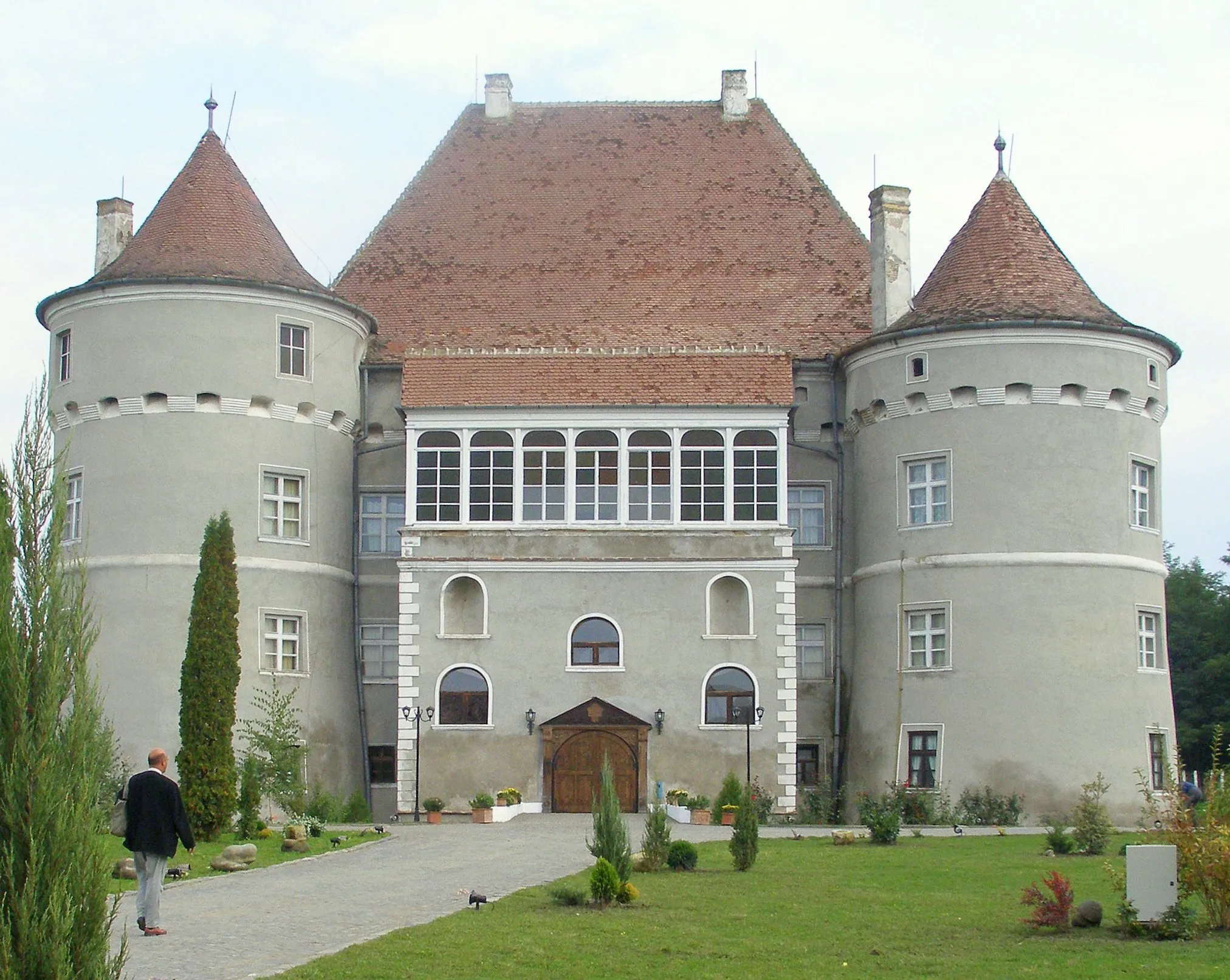 Photo showing: Castelul Jidvei (fost Haller) din Cetatea de Balta. Fotografie facuta in Septembrie 2005 din curtea interioara.