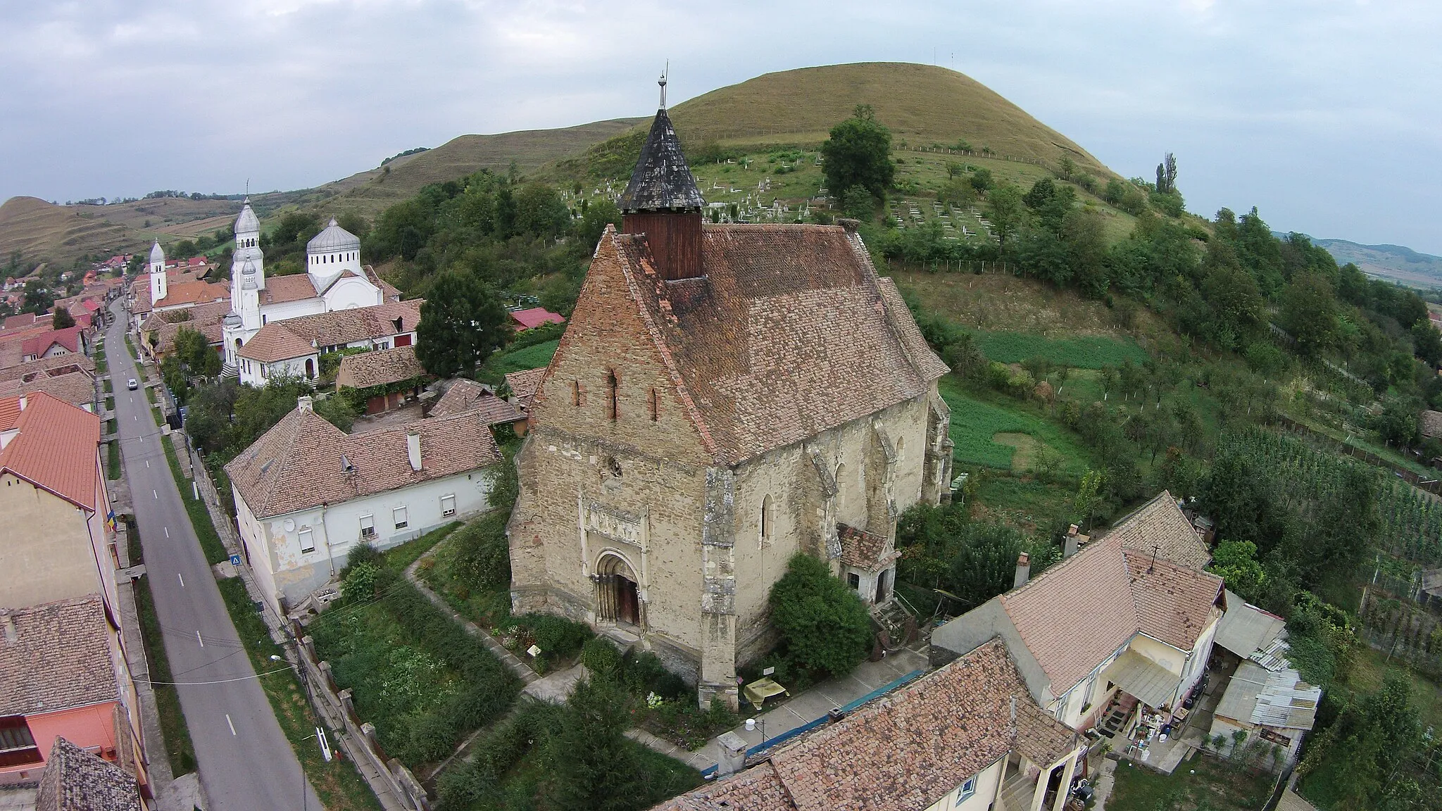 Photo showing: Biserica evanghelică și fragmente ale zidului de incintă