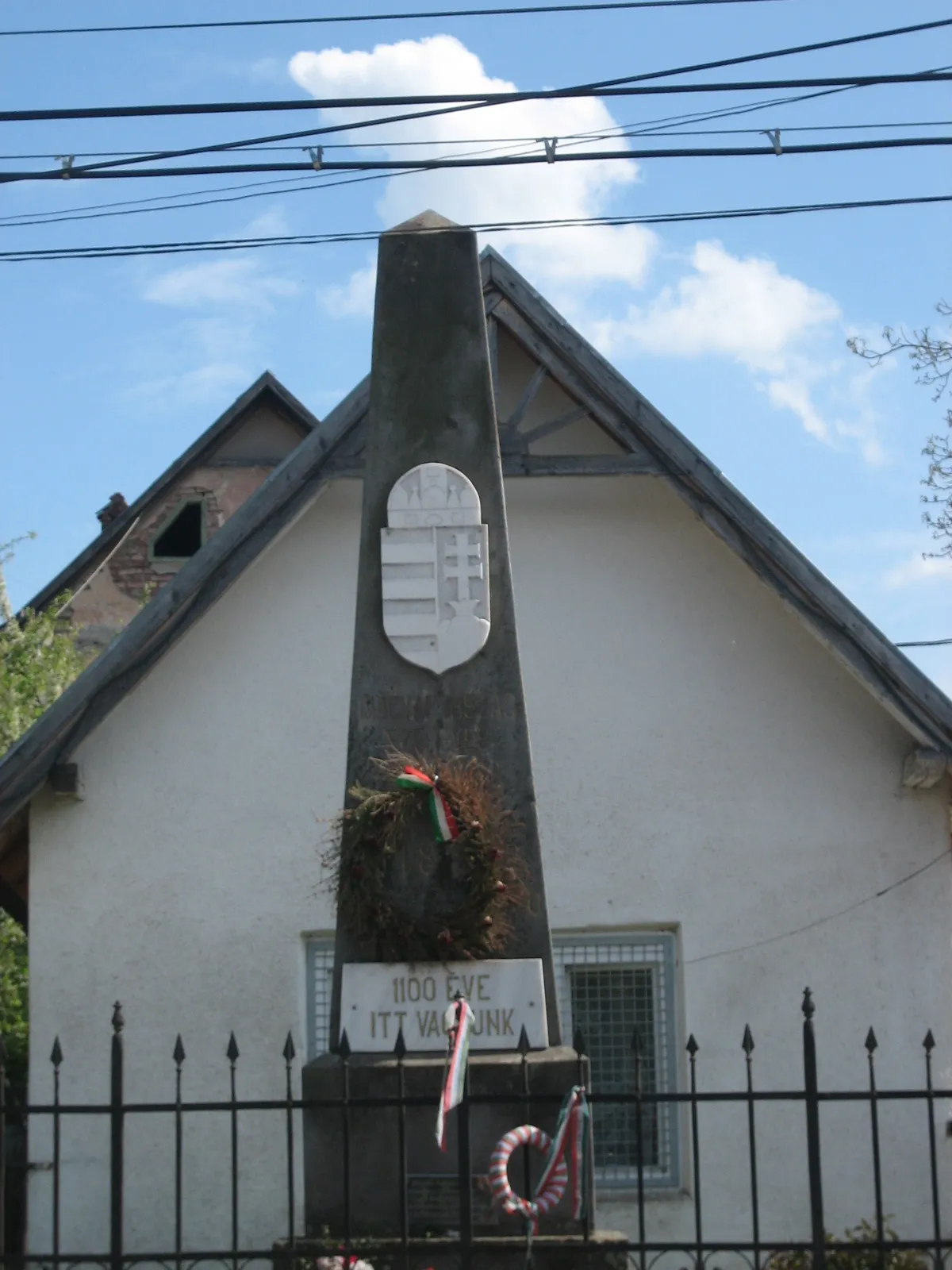 Photo showing: The Hungarian coat of arm monument in Eremitu