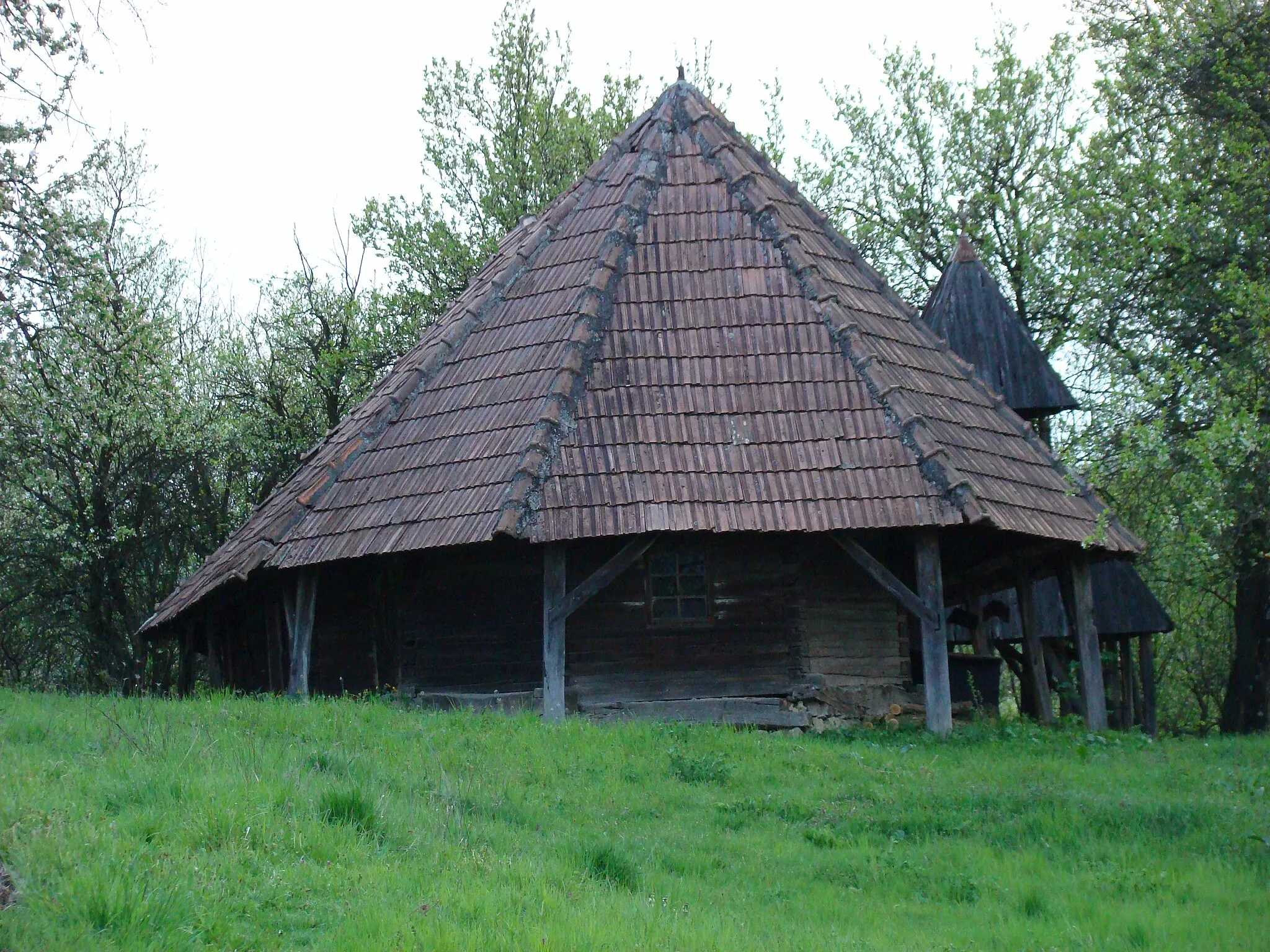 Photo showing: Biserica de lemn „Sfinții Arhangheli” din Sânbenedic