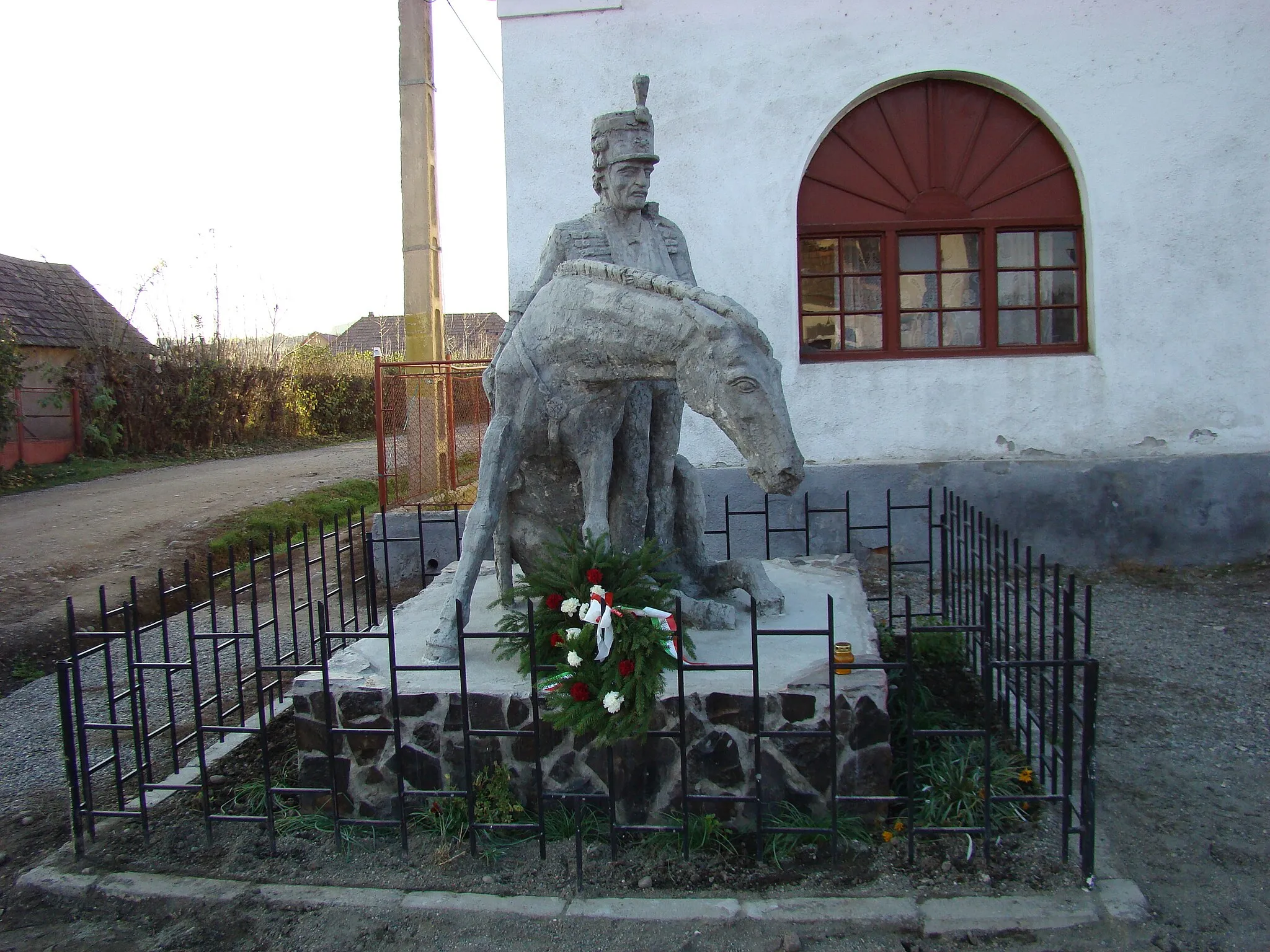 Photo showing: Statue of injured hussar in Center of Glodeni