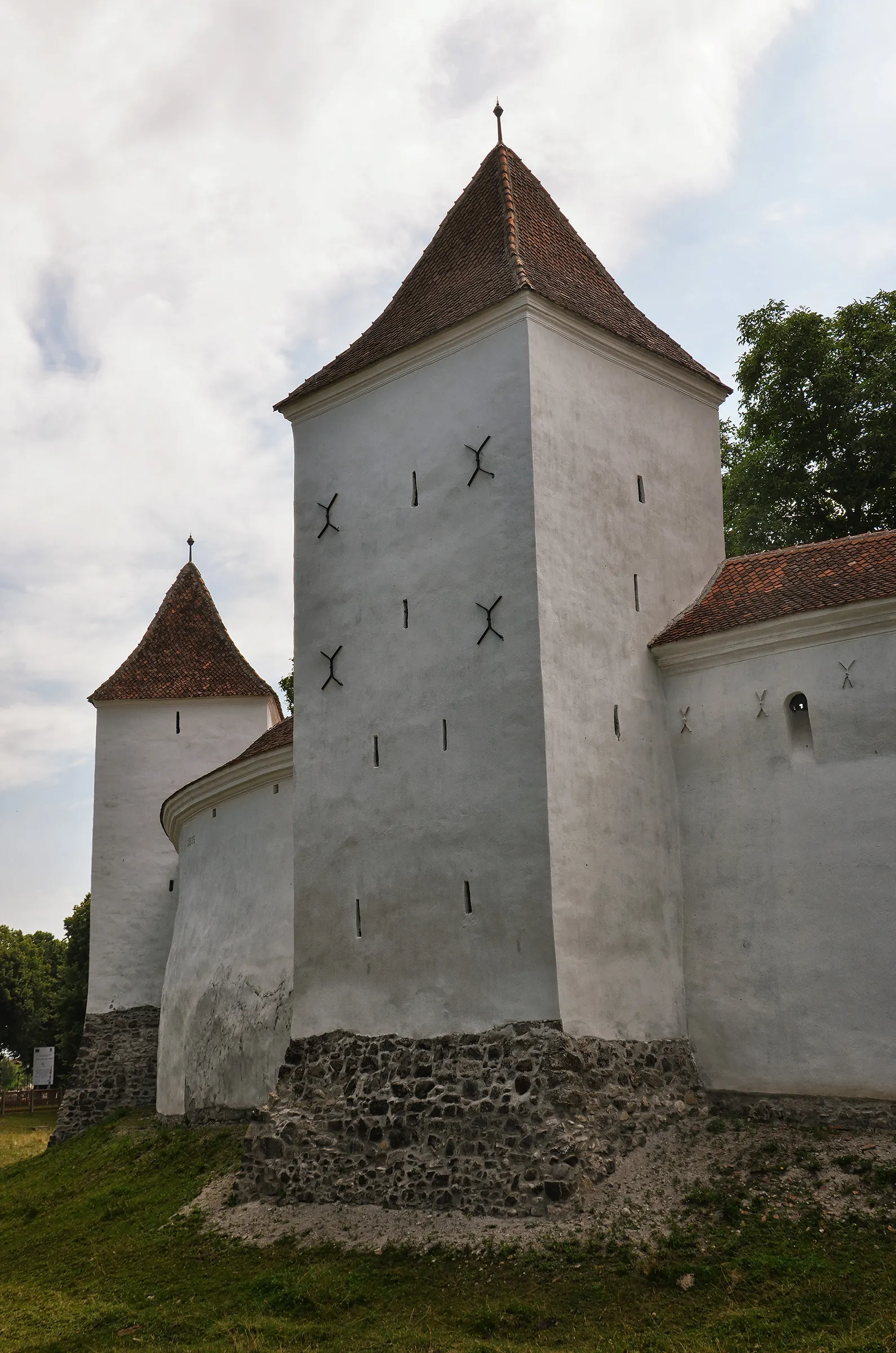 Photo showing: Northwestern side of the Hărman fortified church