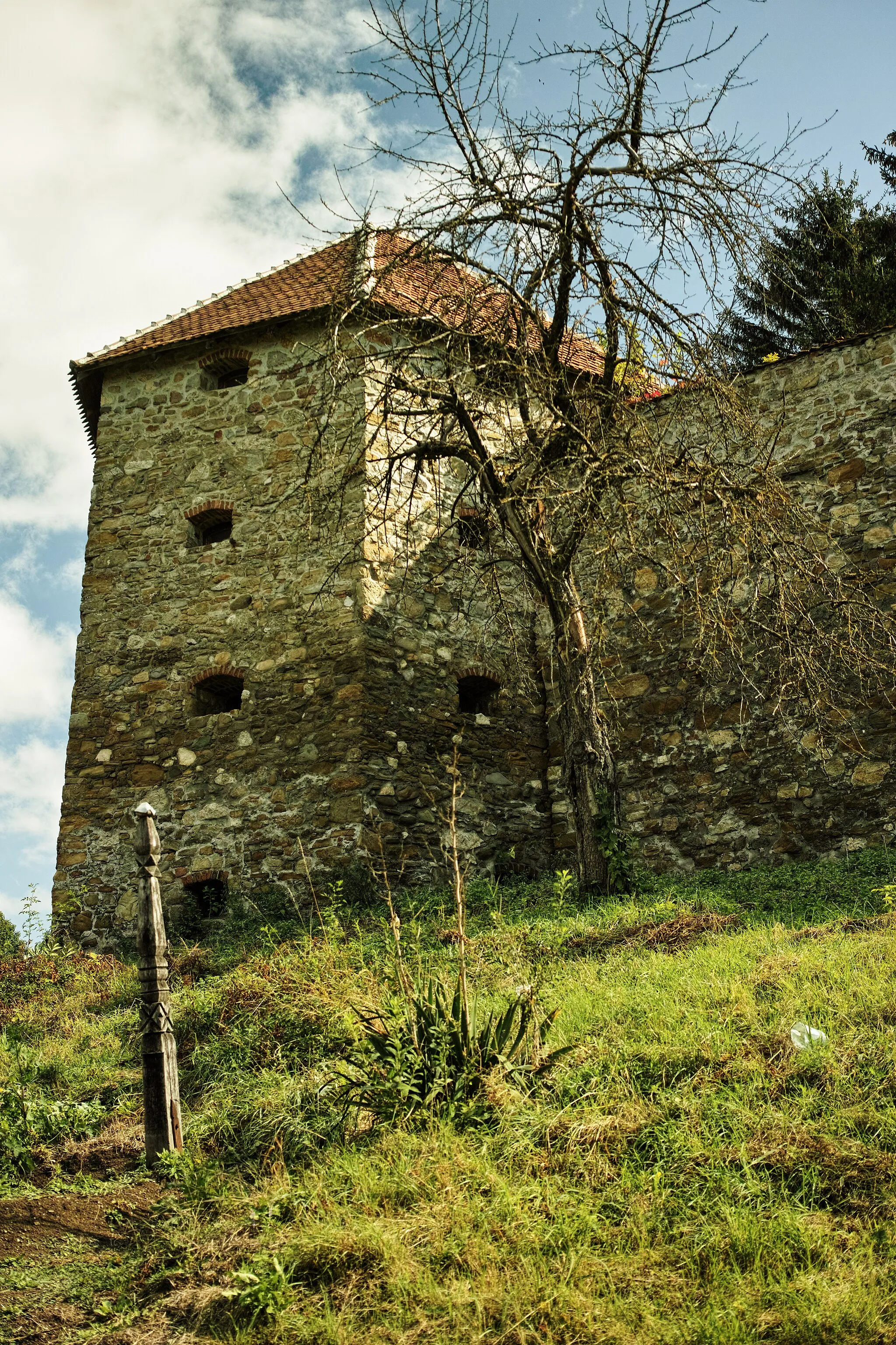 Photo showing: NW bastion of the reformed church ensemble in Ilieni (2), September 2019