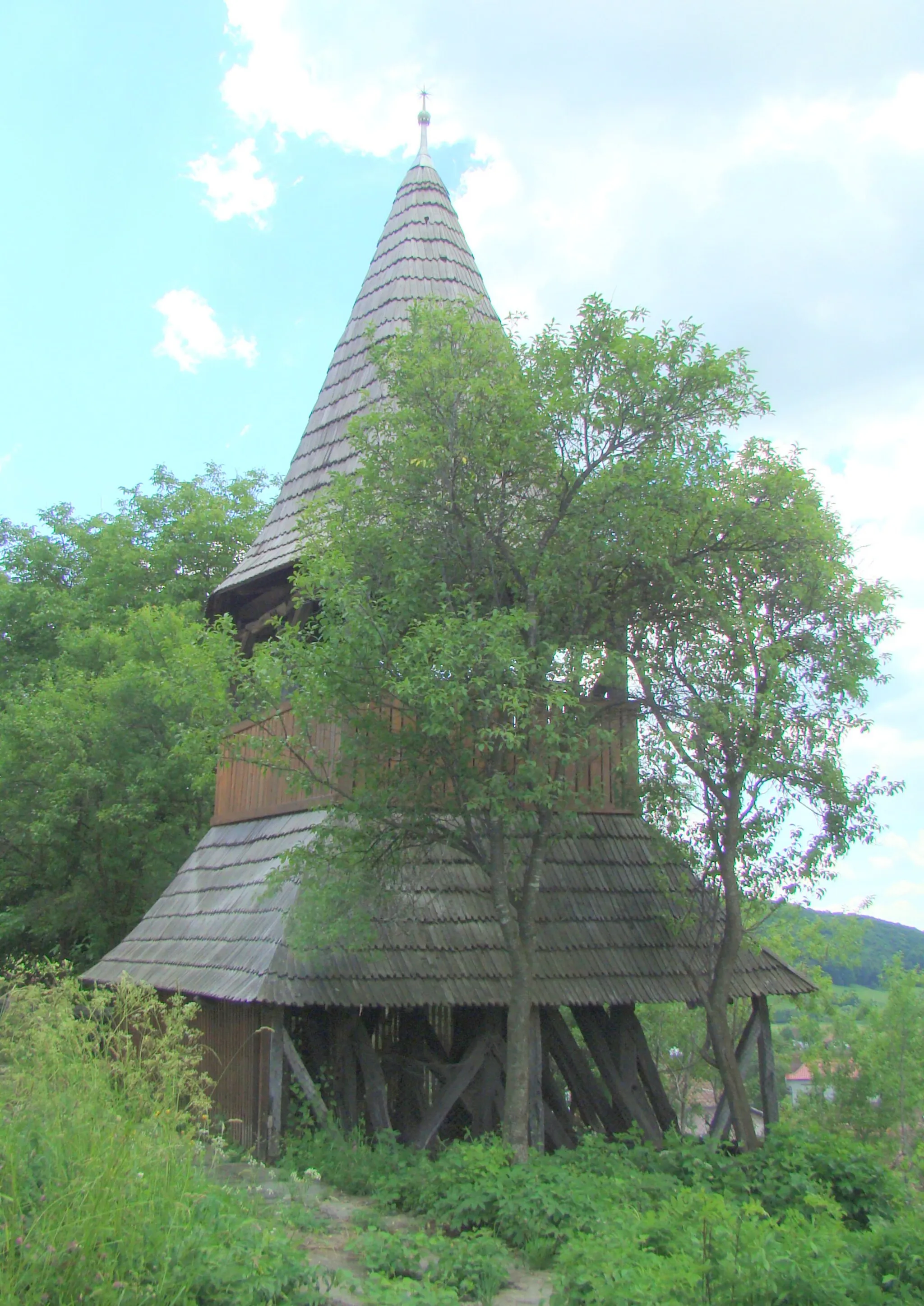 Photo showing: Bell tower of the reformed church in Sântana Nirajului, Mureş county, Romania